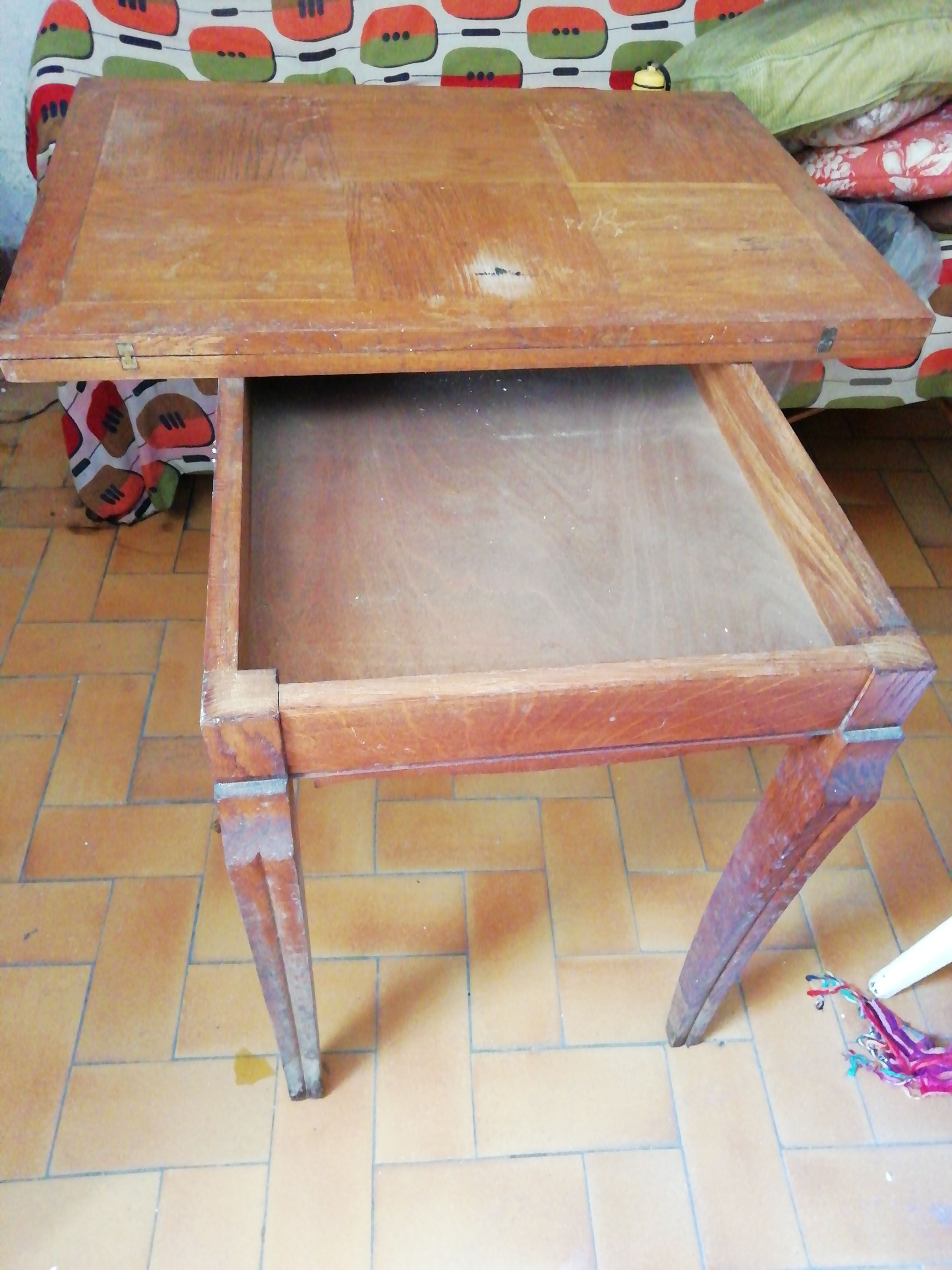 Vintage deployable table