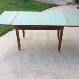 Table en bois massif et skaï vert