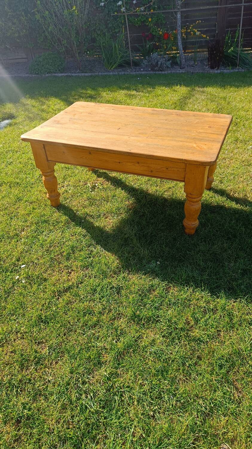 Solid oak coffee table with turned legs.