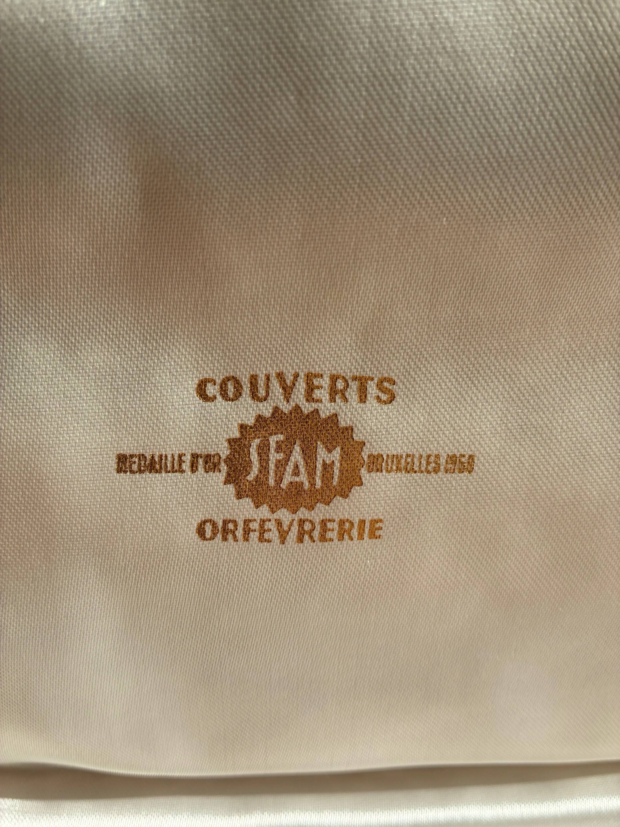 Golden metal dessert service