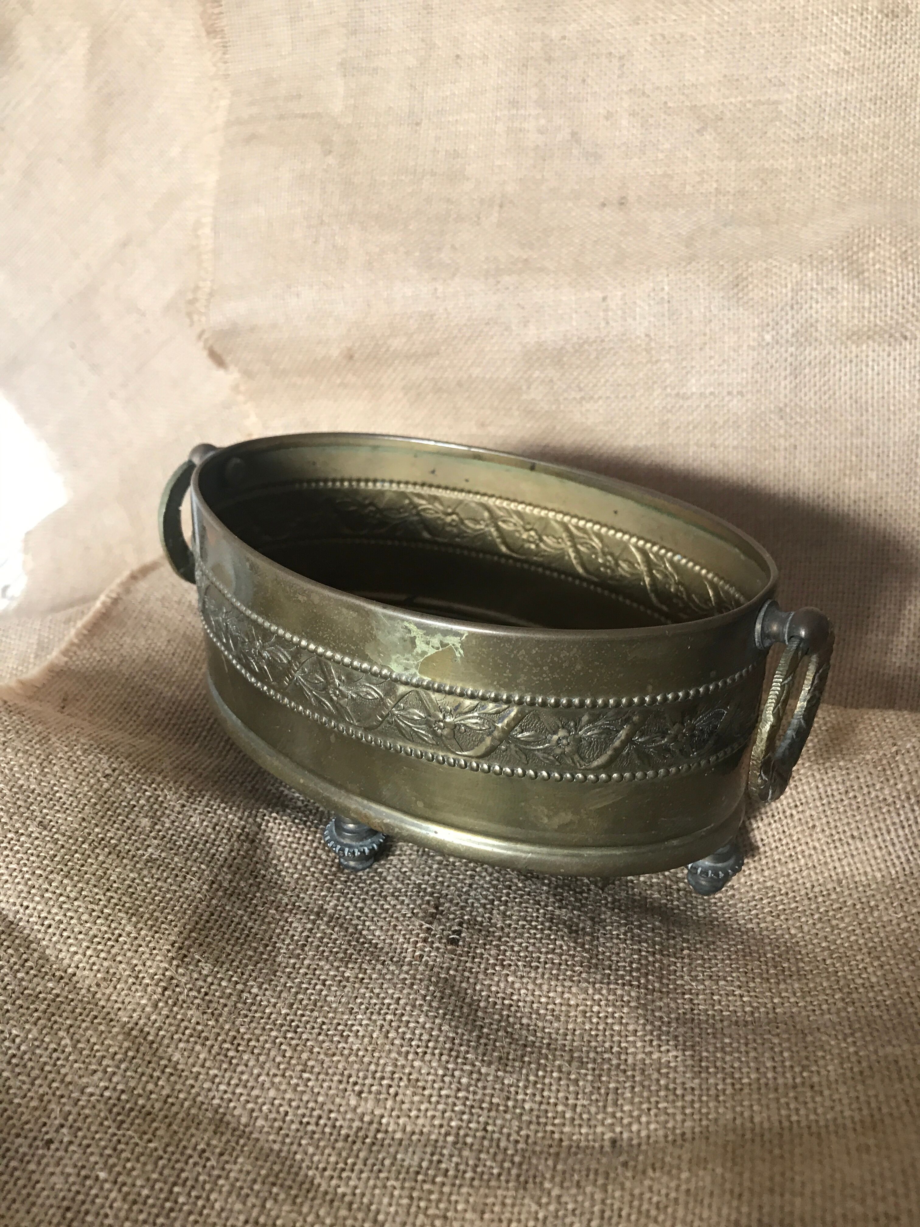 Small oval brass garden cut