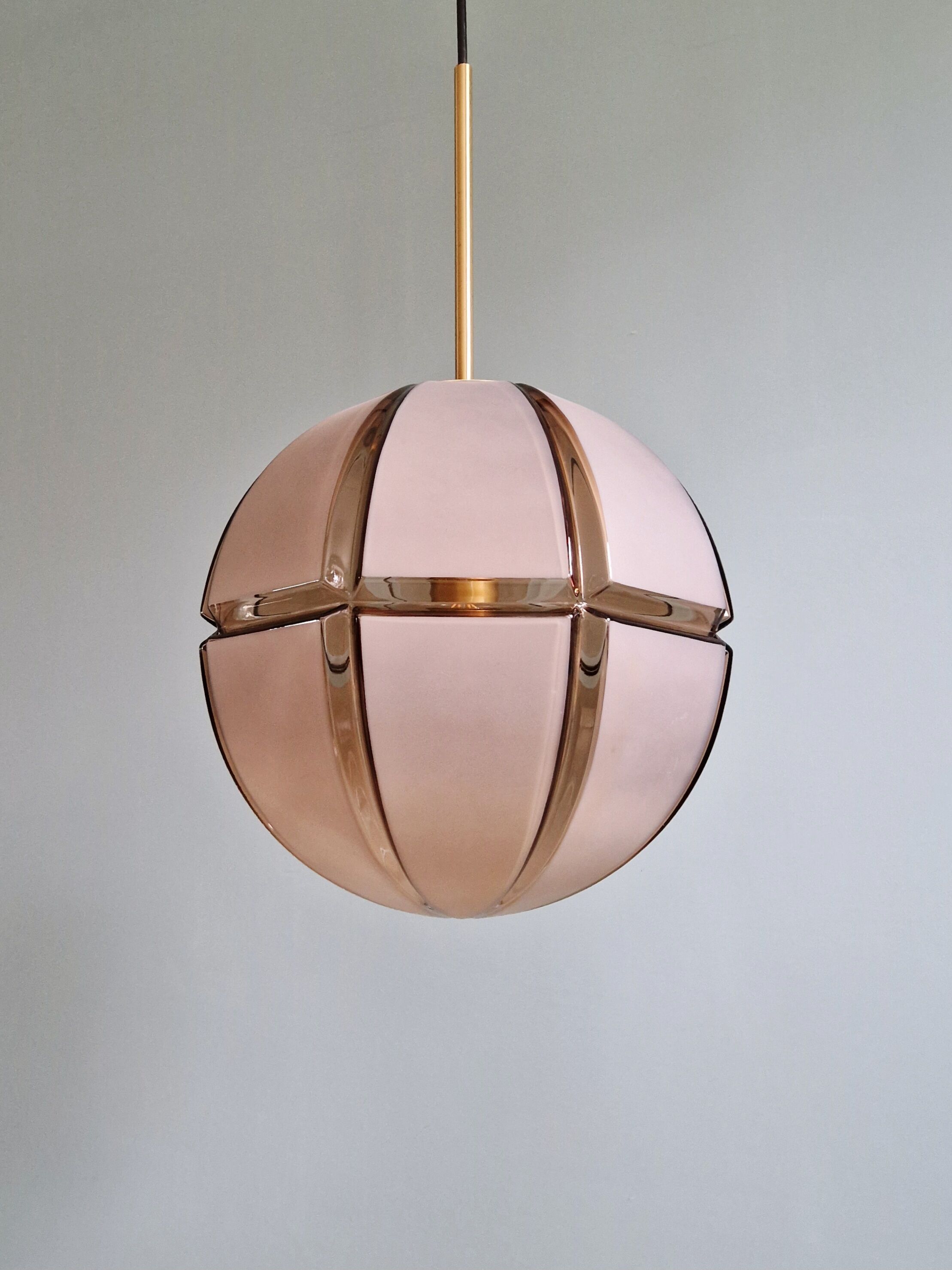 Grande suspension en verre fumé et dépoli, Peill & Putzler, 1970