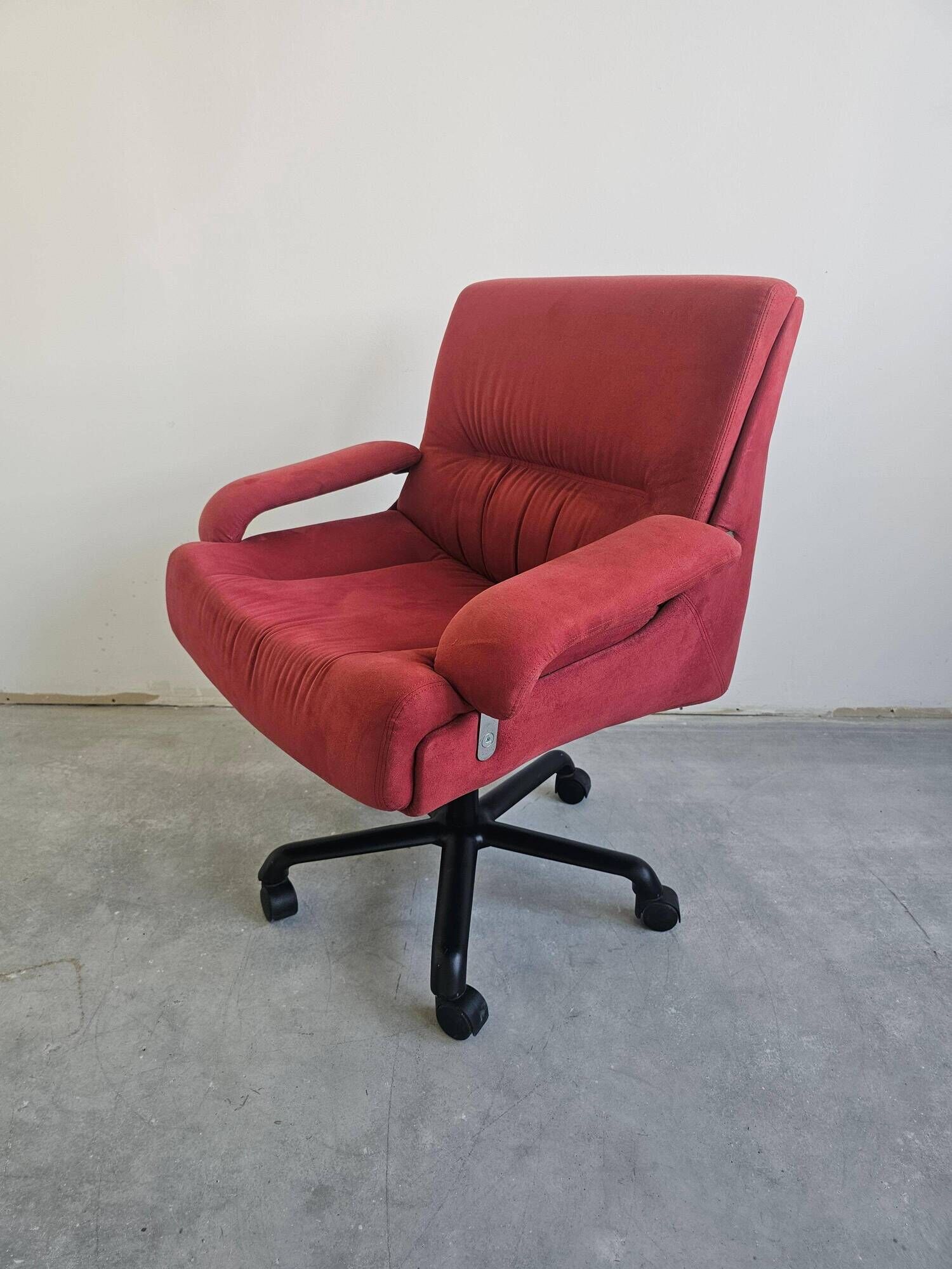 Pair of swivel armchairs model P85 by Giovanni Offredi for Saporiti