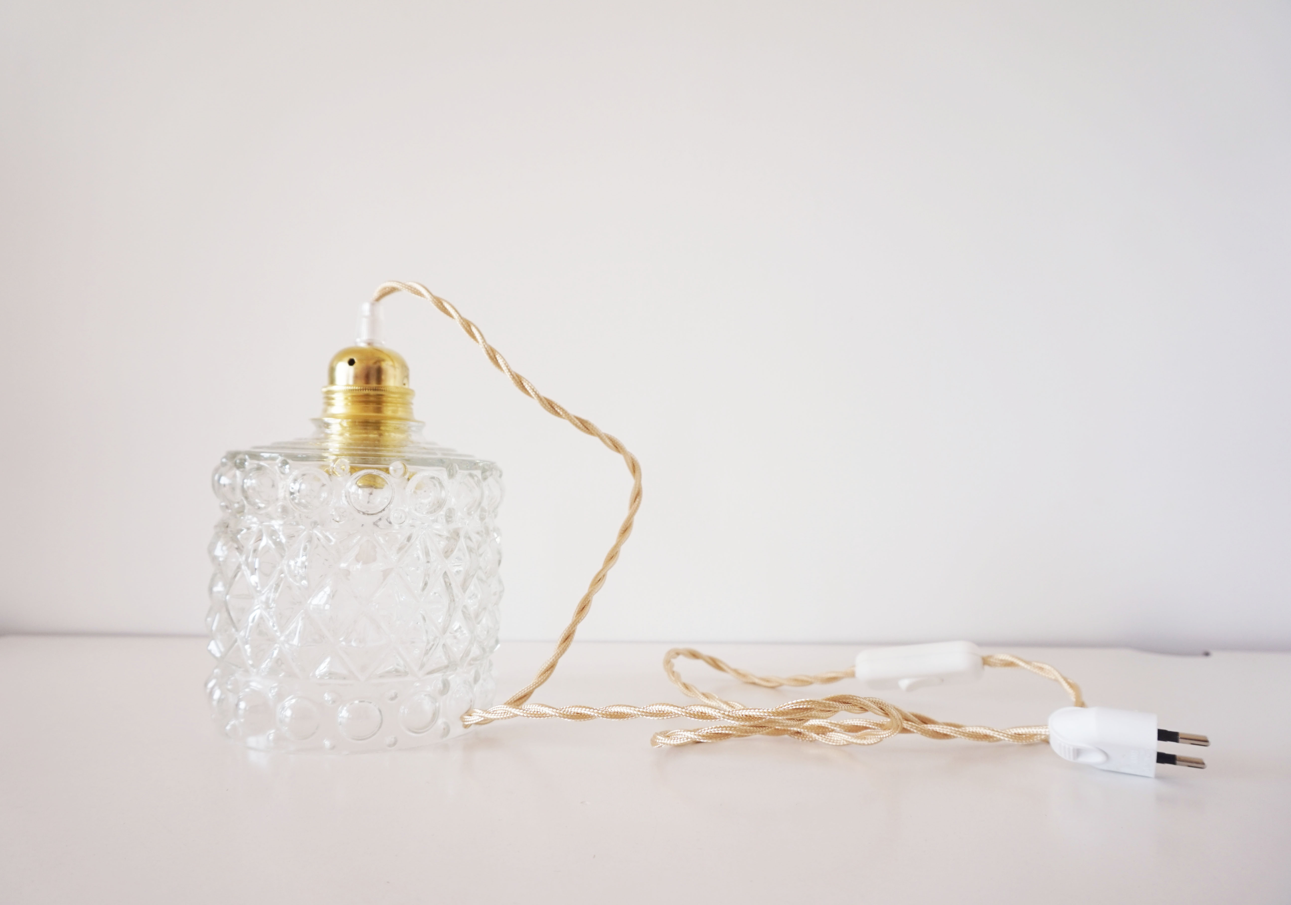 Suspension ballad molded glass globe