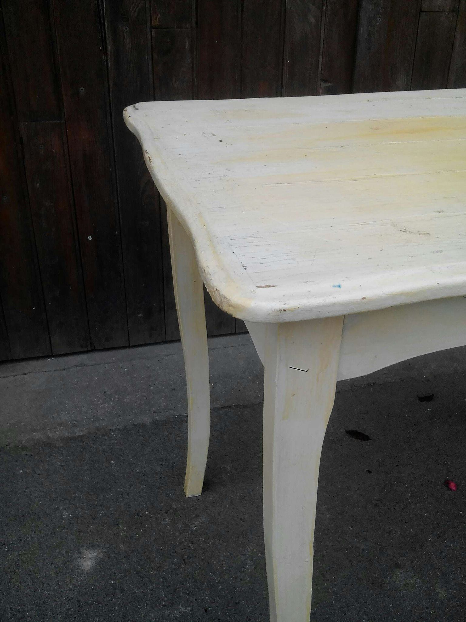 Table aux pieds galbés vintage