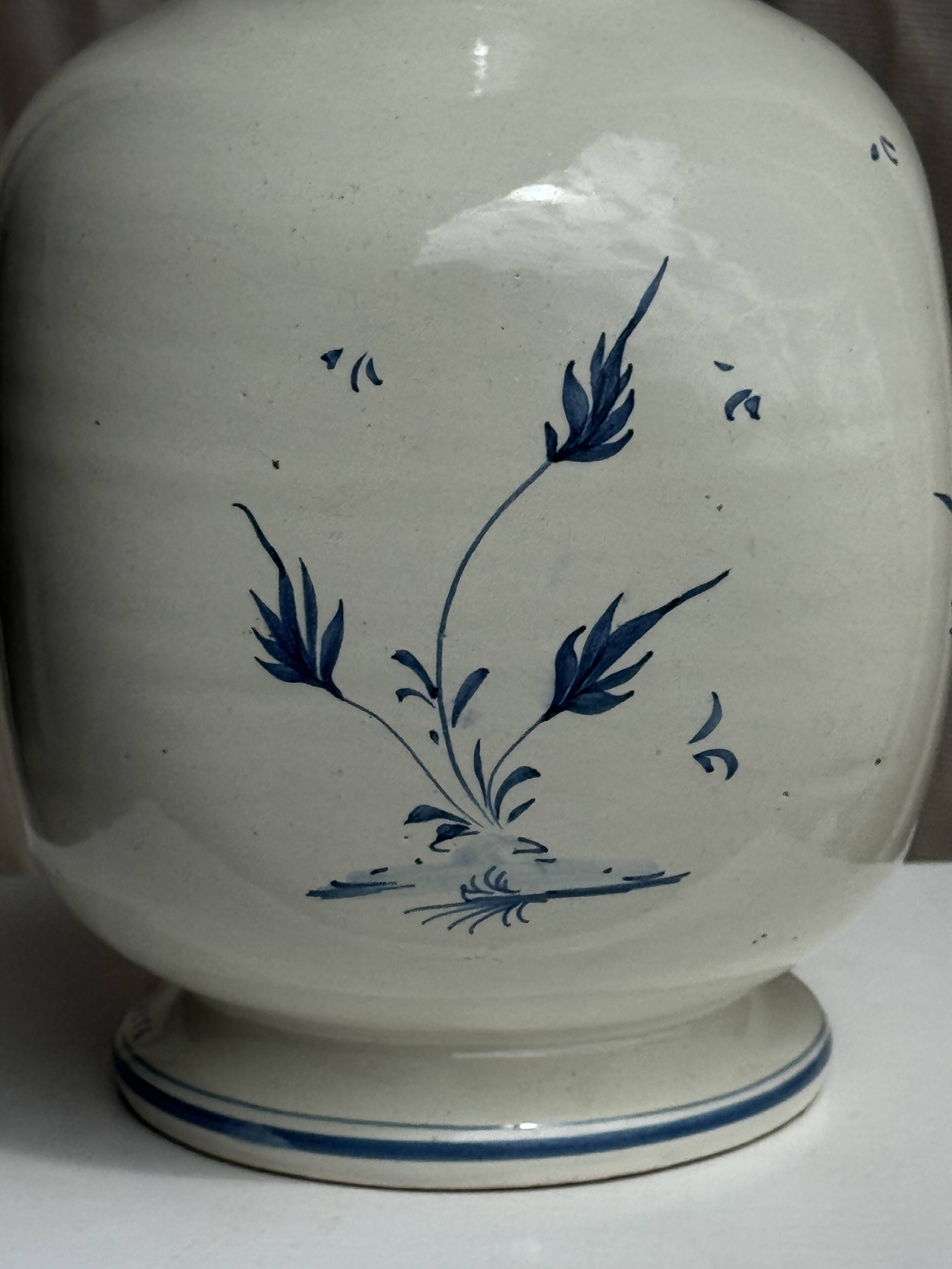 Vase en faïence blanche décor bleu O. HIPER