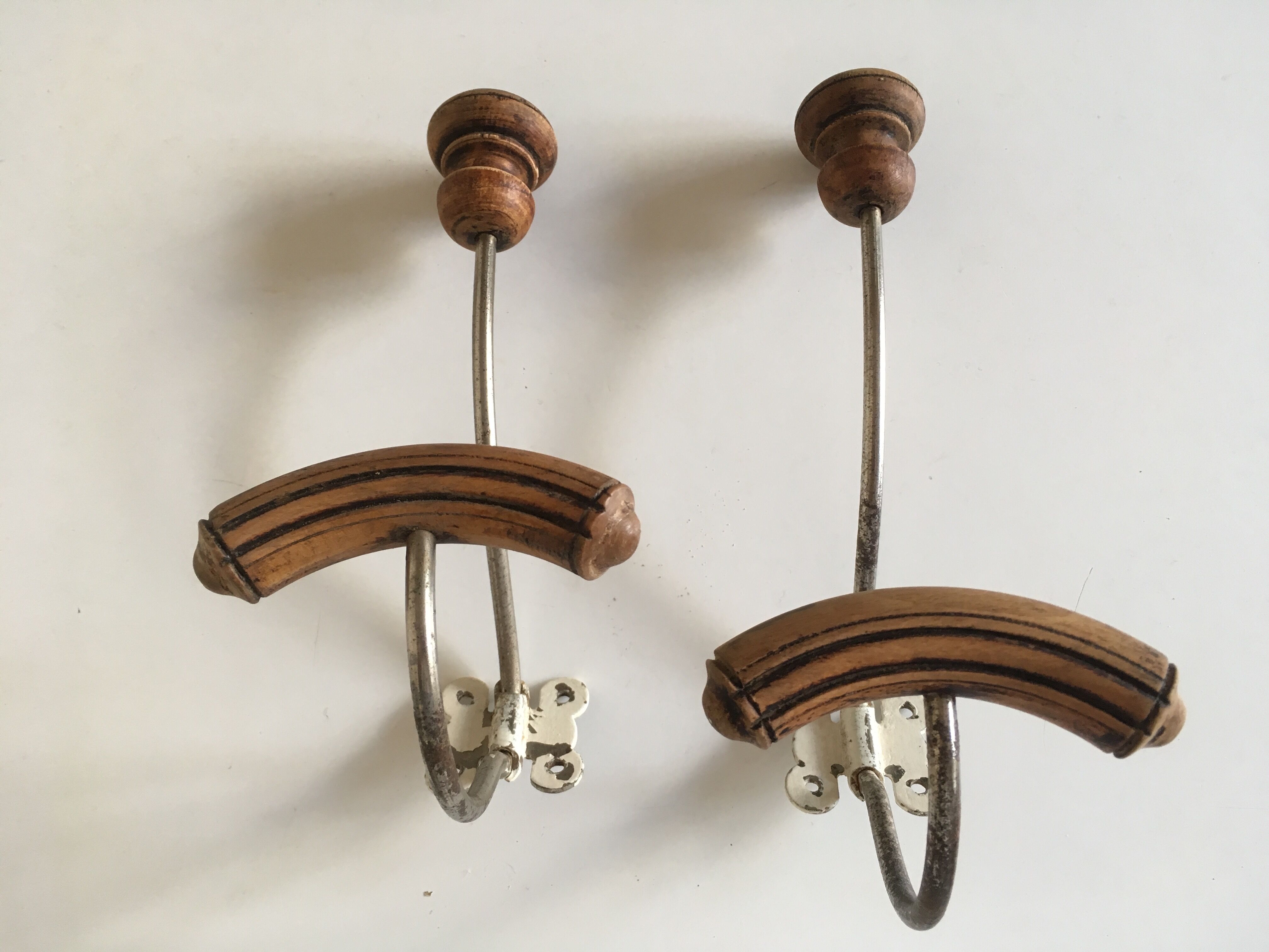 Paire de patères papillon en bois tourné 1920
