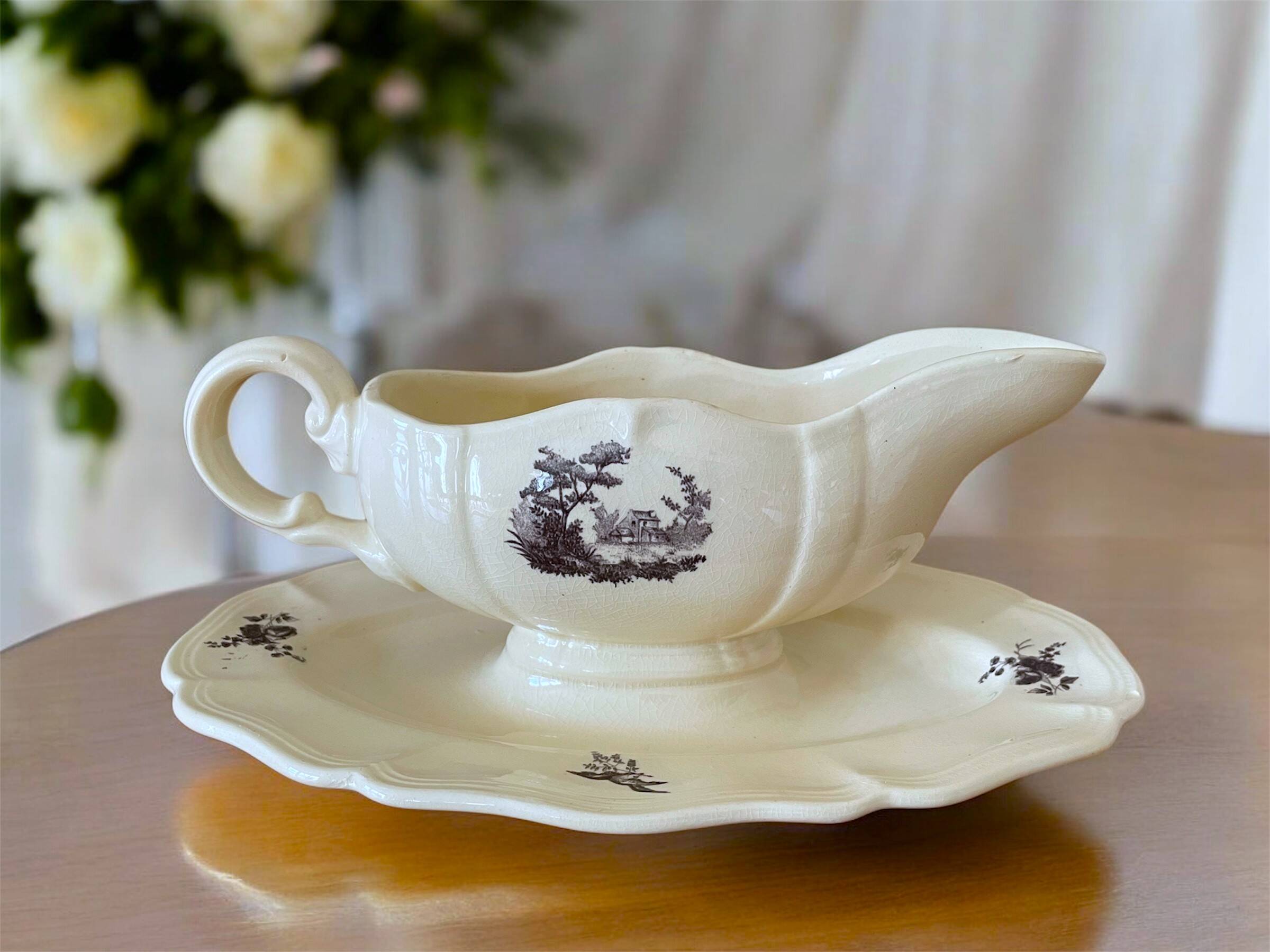 Antique sauce boat in Sarreguemines earthenware.