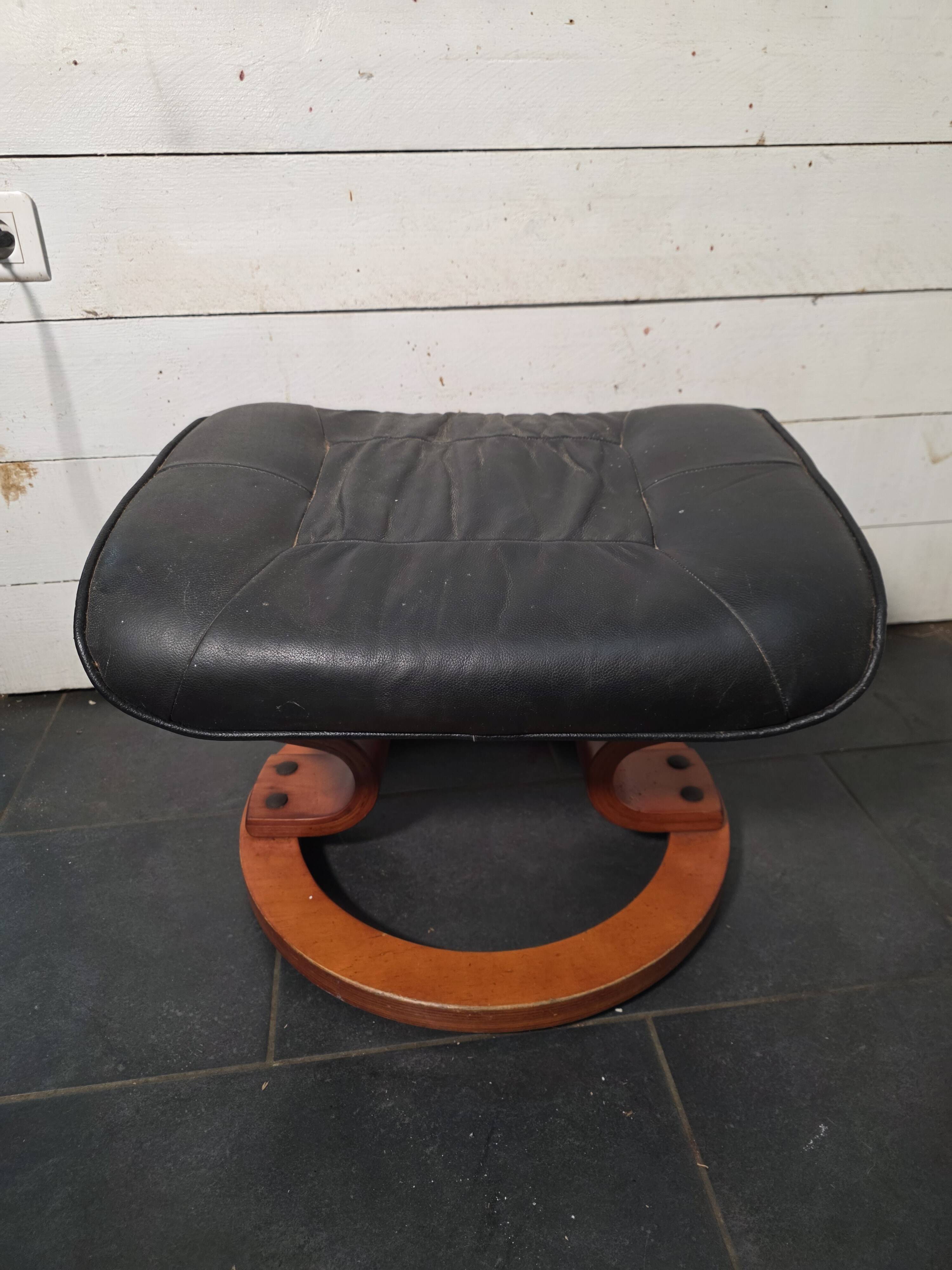 Footrest / Black leather and wood pouf - Stressless