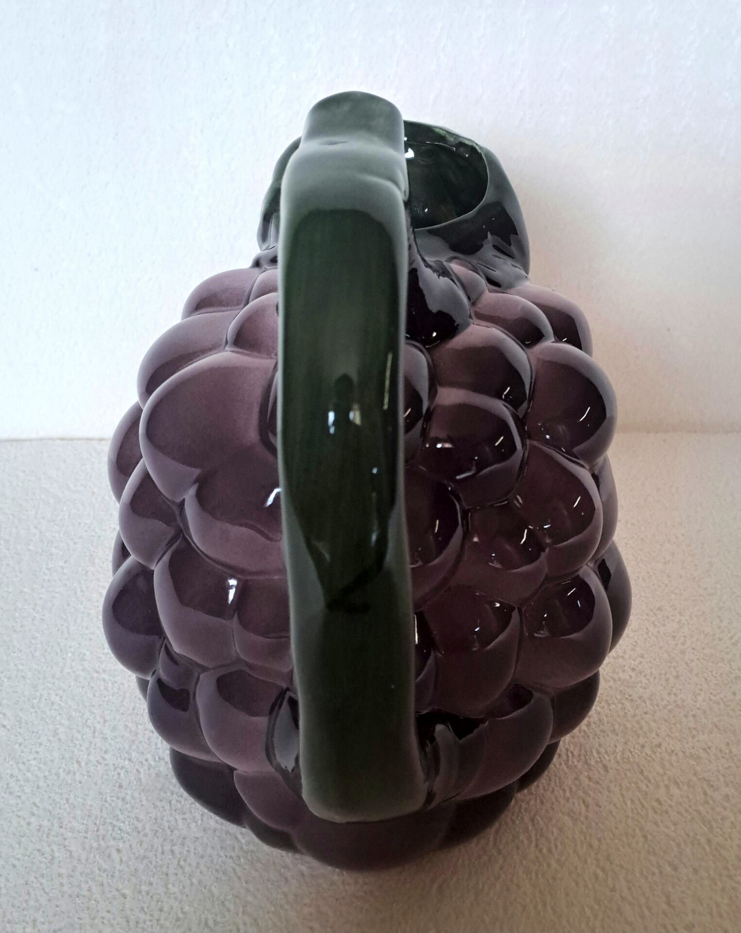 Jug in slipware Grape cluster