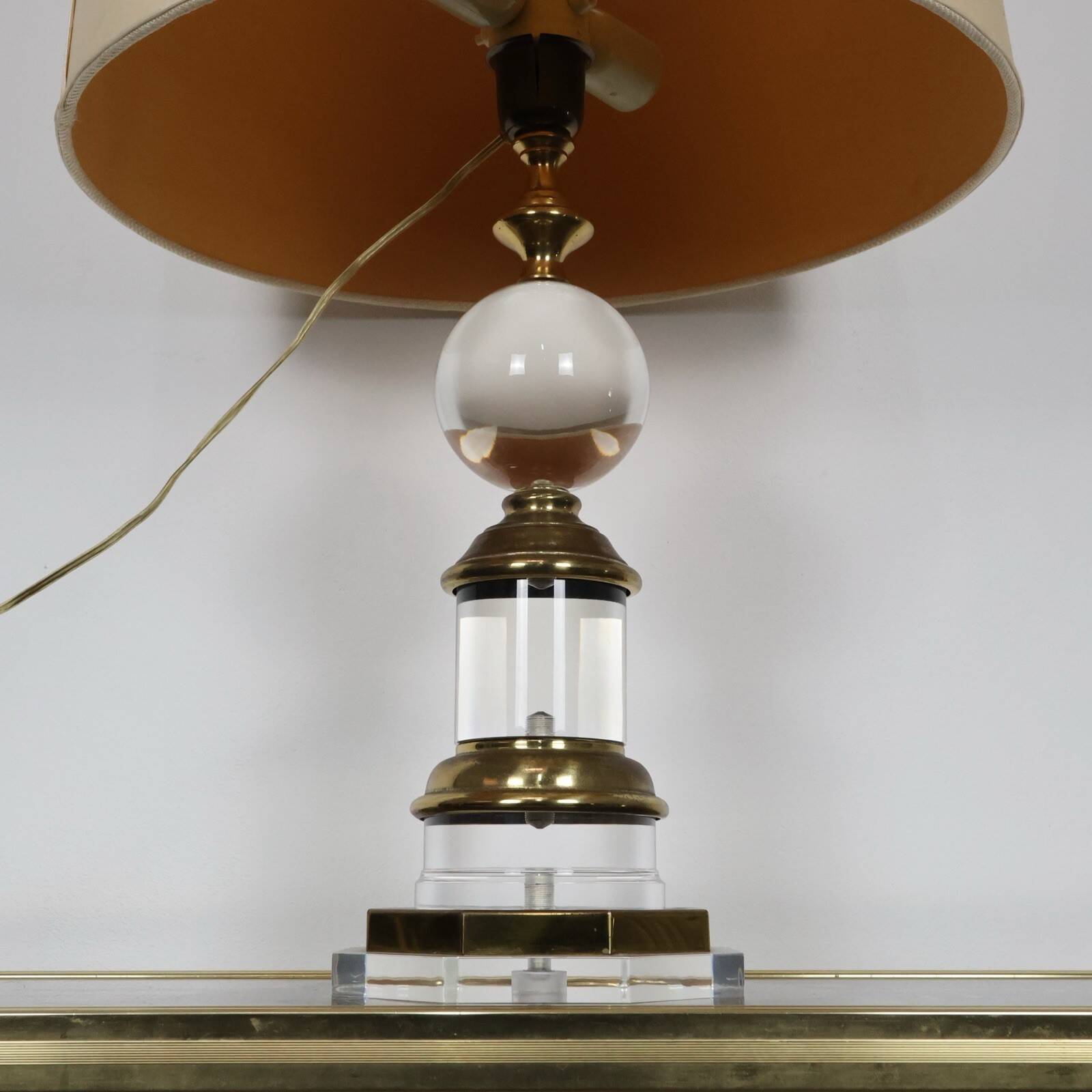 Hollywood Regency lamp in acrylic and brass 1970s design modernariato