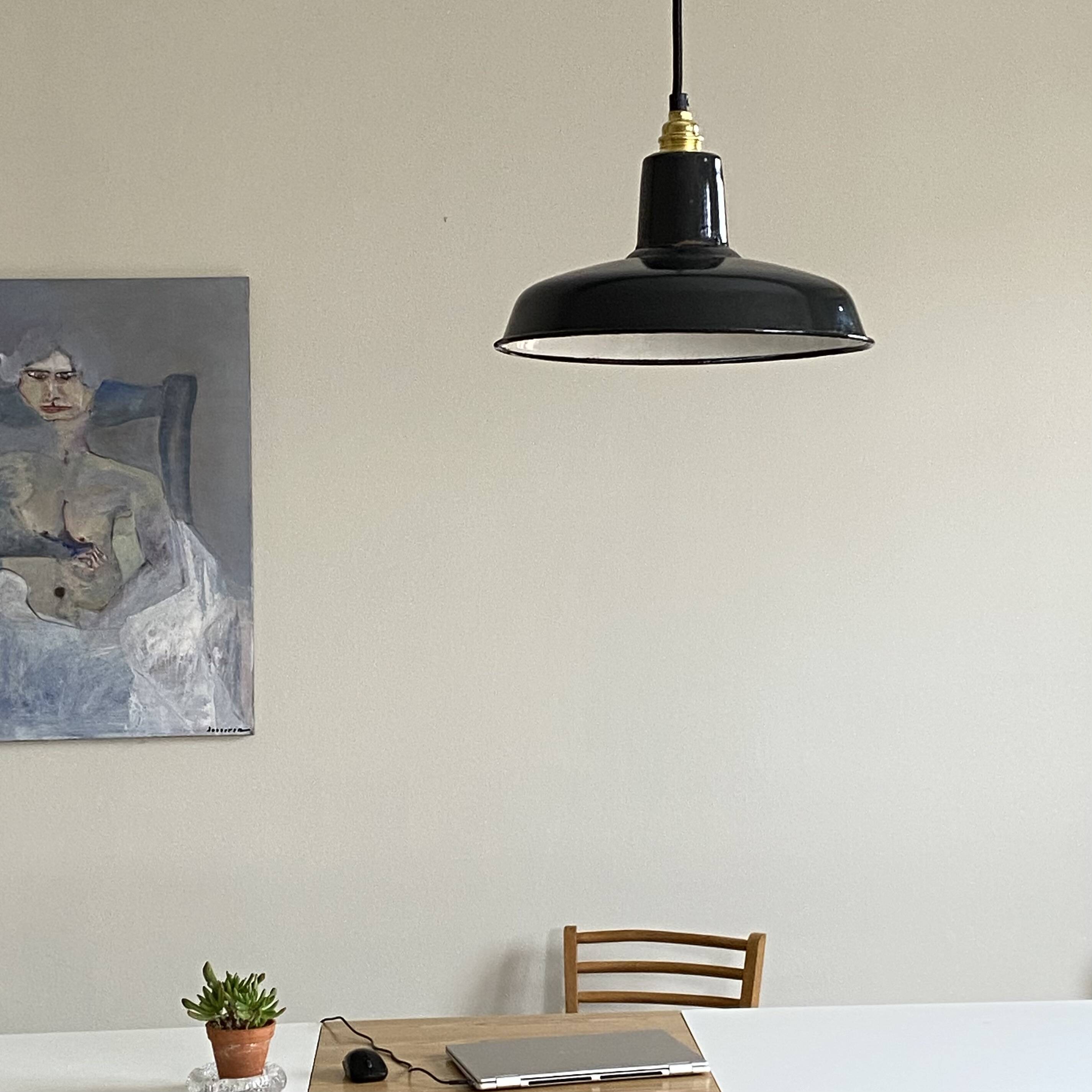 Suspension antique lampshade in black enamelled sheet metal.