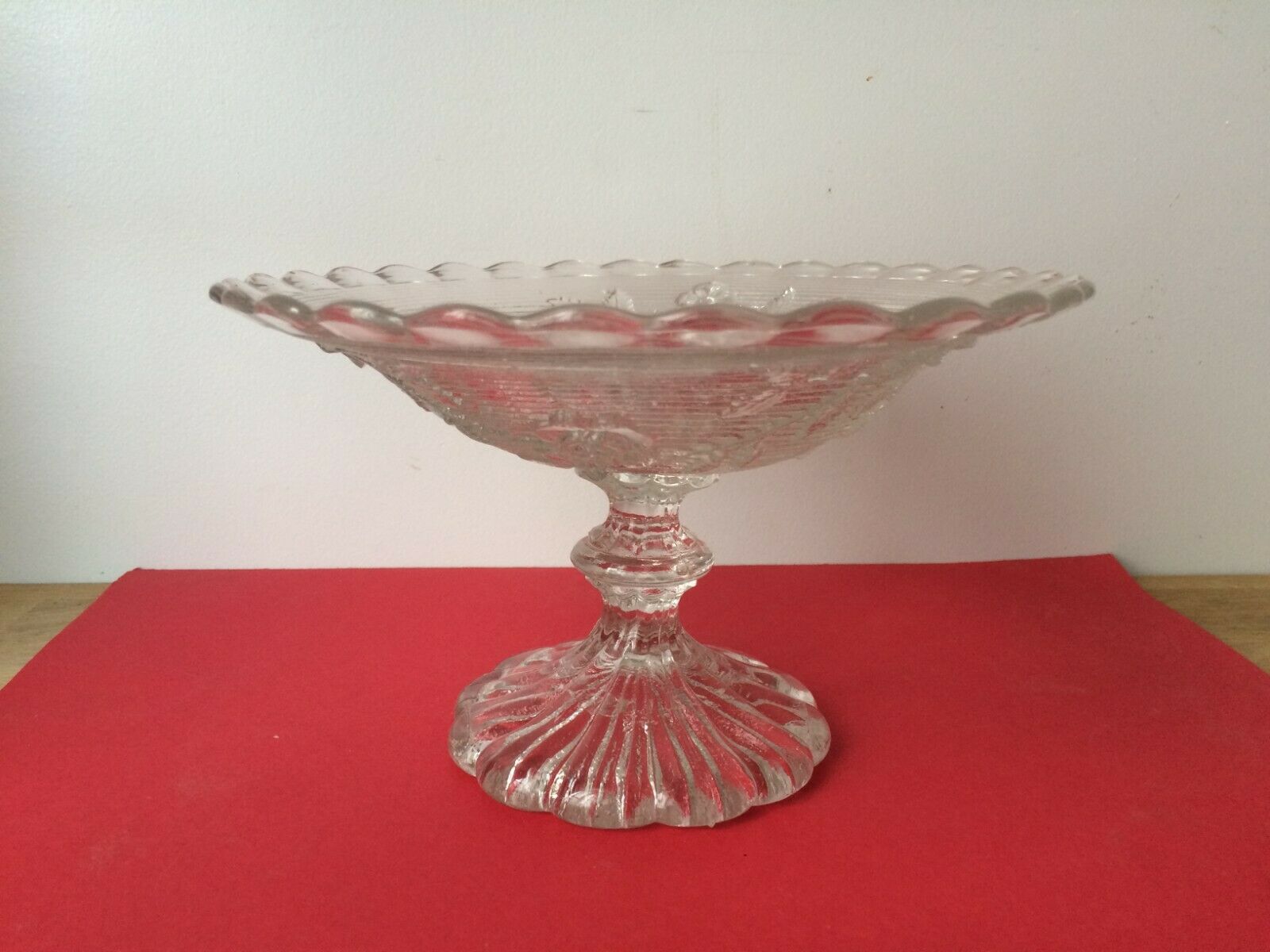 Cut on foot in molded glass
