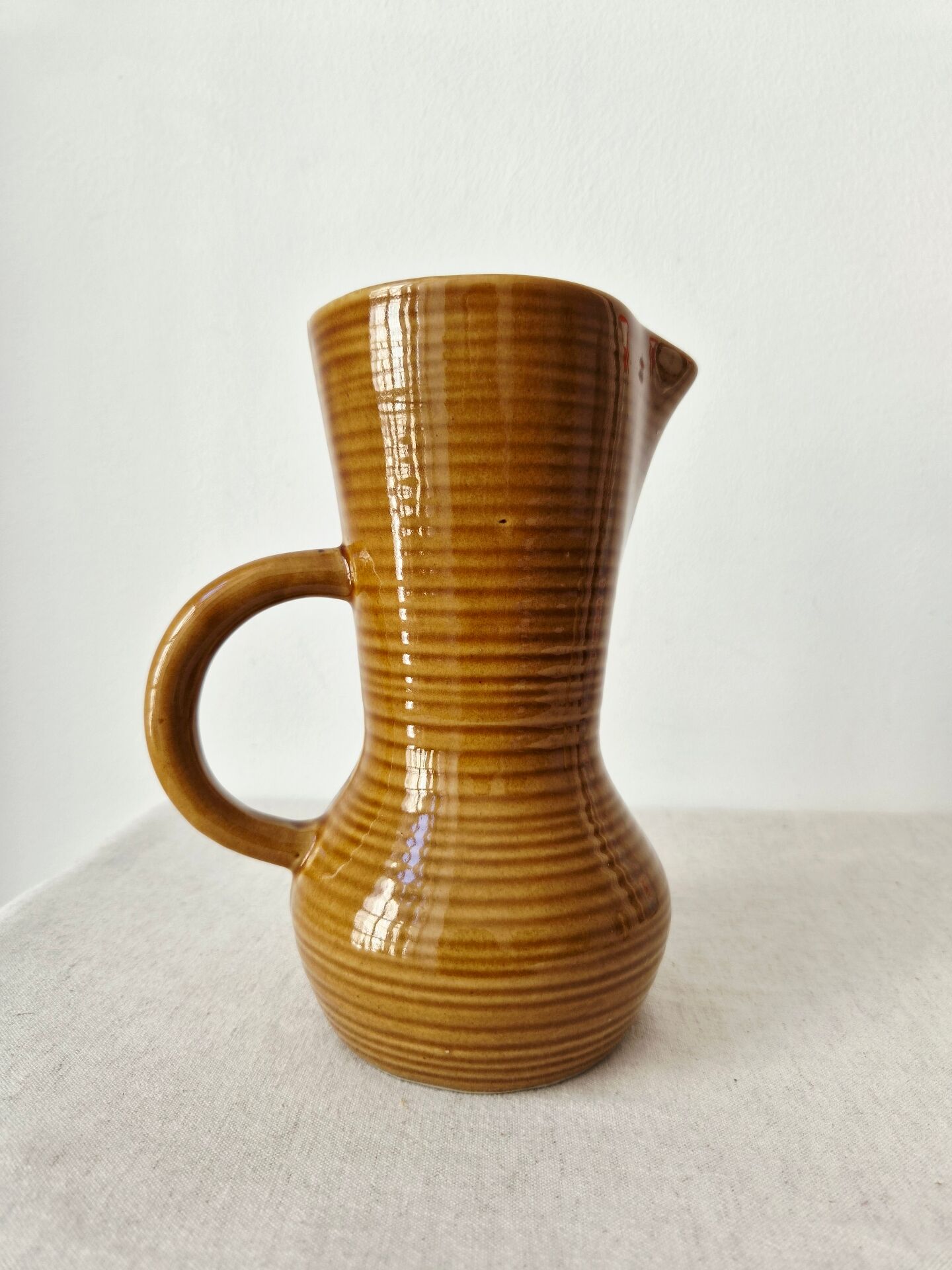 Pichet, carafe Digoin en grès émaillé miel, 1950-60