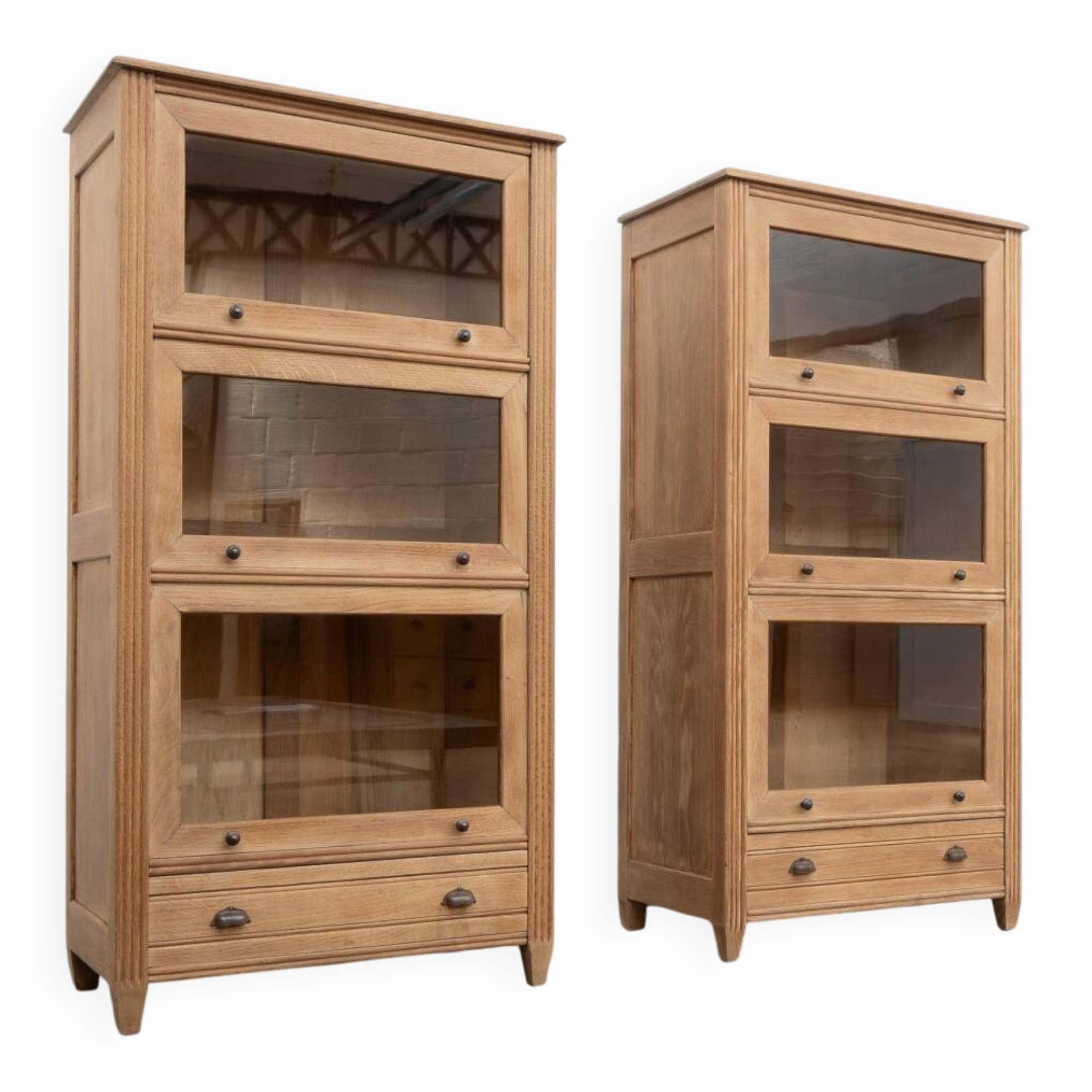 2 vitrines à abattants en chêne – XXe siècle