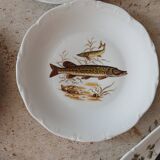 11 dinner plates, one large oval dish, and one gravy boat.