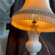Lampe opaline, potiche blanche, abat-jour