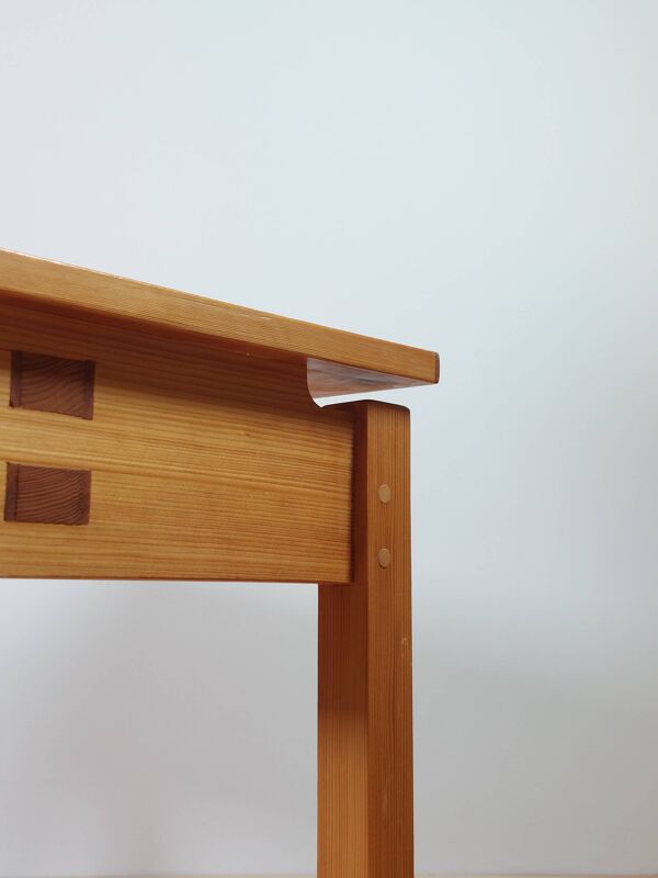 Table d'appoint en pin vintage méticuleusement fabriquée, pièce de maître.