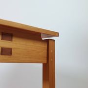 Table d'appoint en pin vintage méticuleusement fabriquée, pièce de maître.