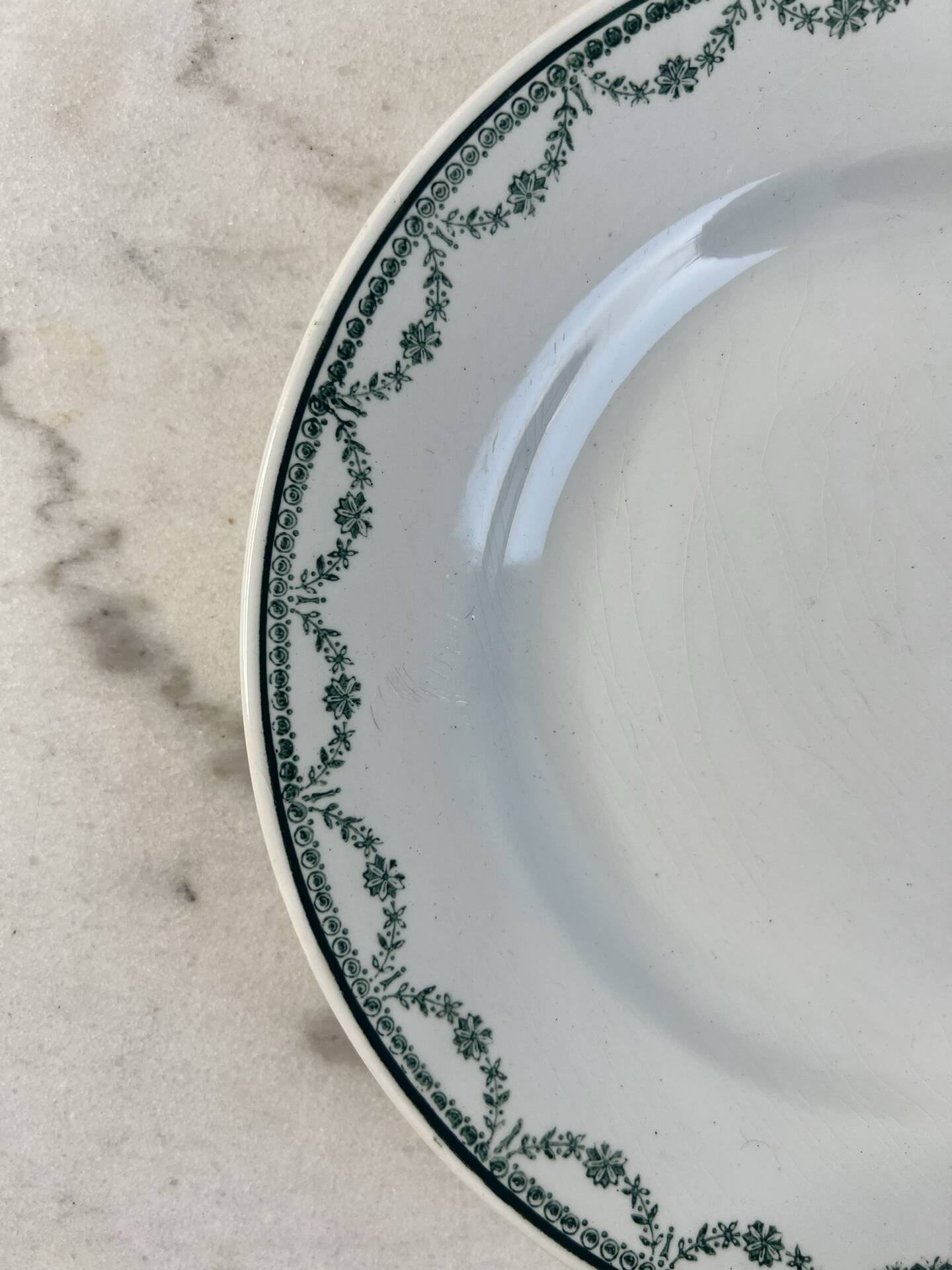 Set of 12 flat plates in Saint Amand earthenware, 22.5cm.