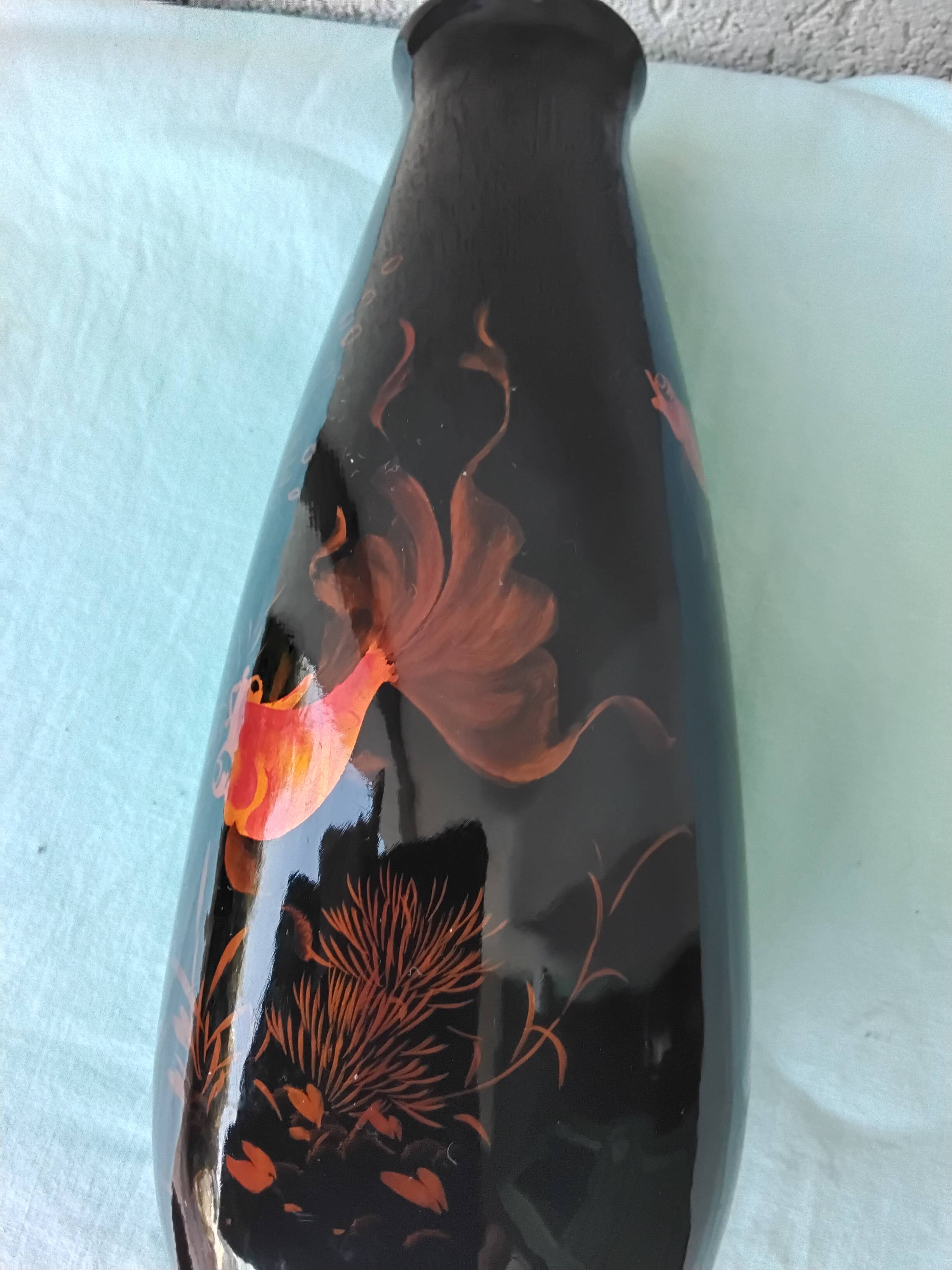 Vase en bois laqué