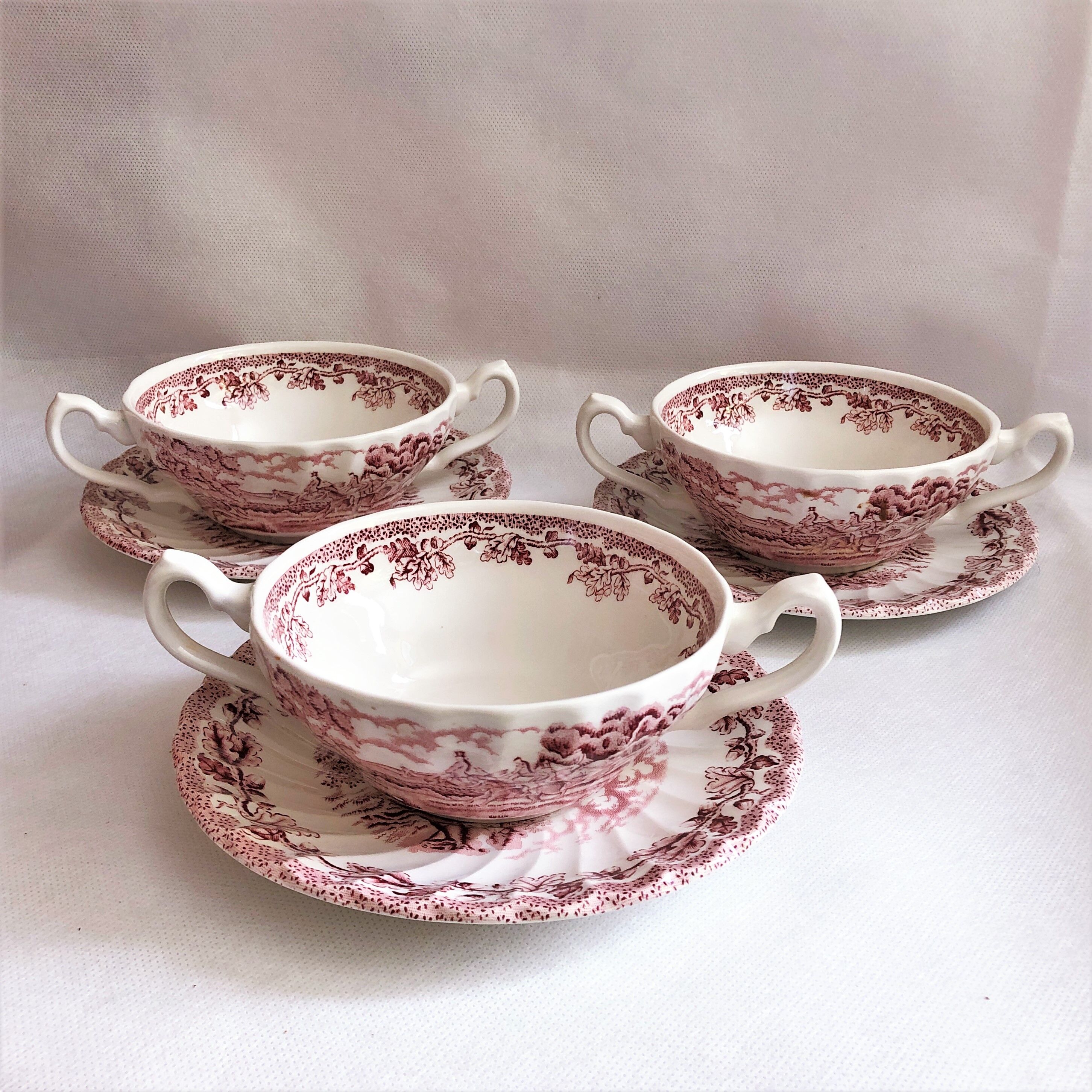 Service 3 cups and saucers The Grorgian Churchill collection