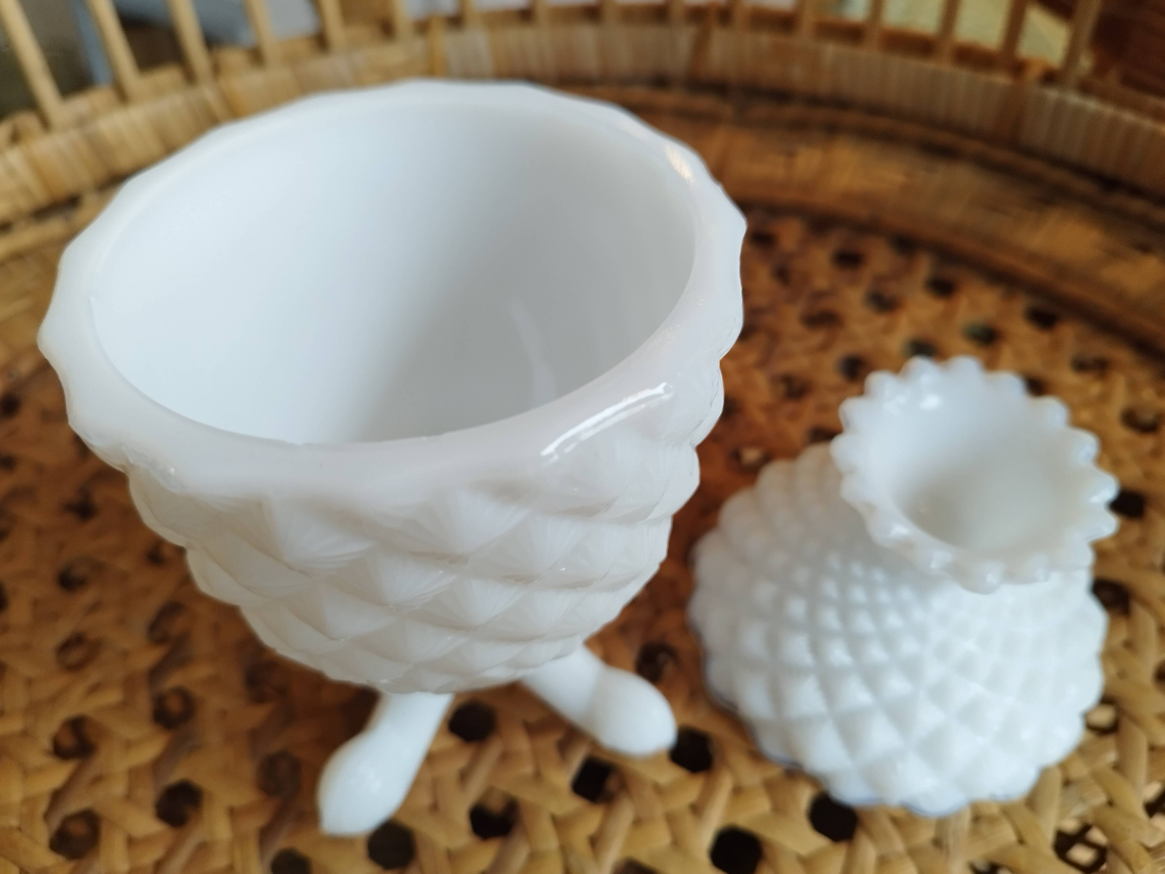 Bonbonnière, pineapple sugar bowl in white opaline.