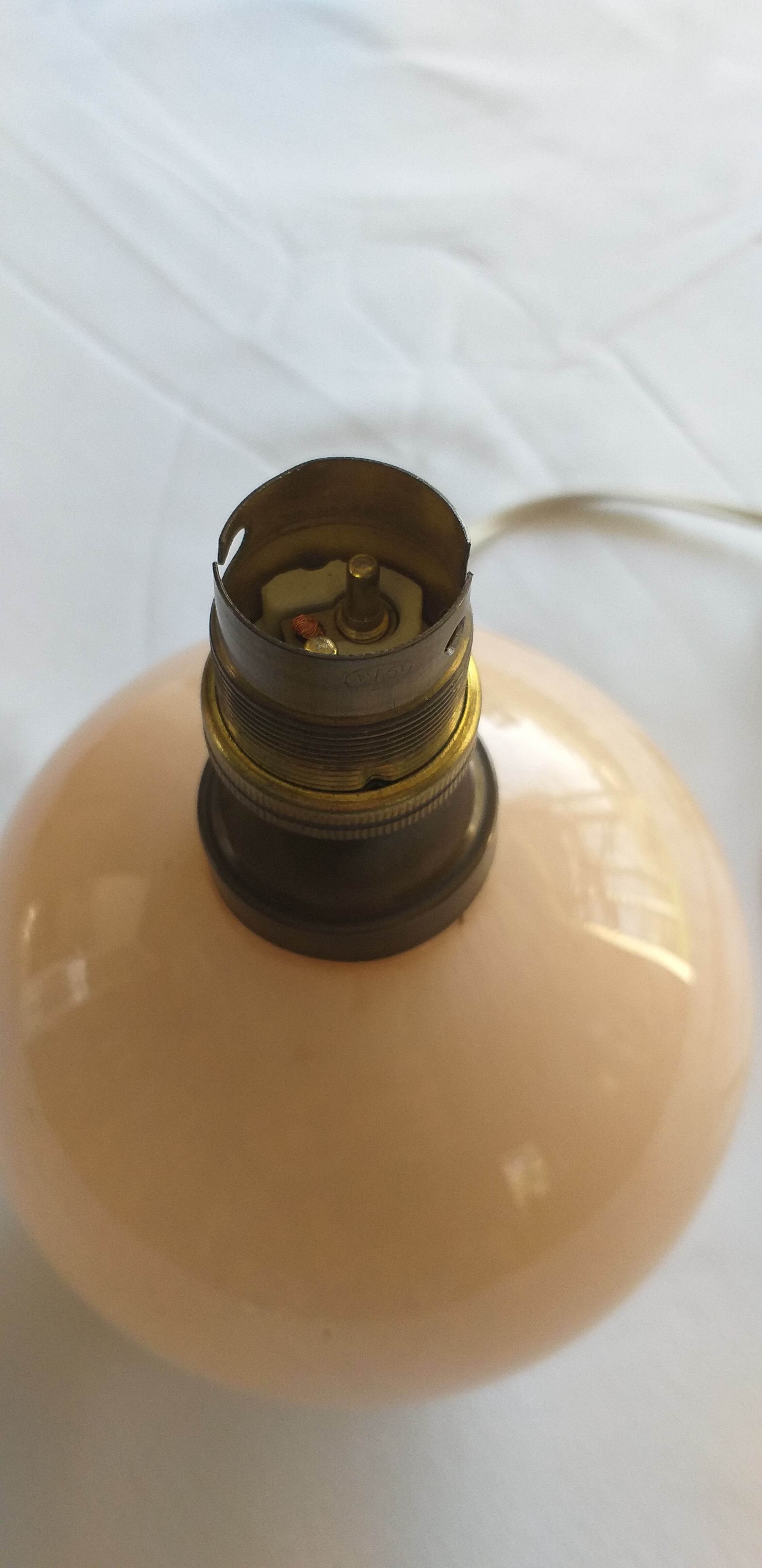 Paire de lampes de chevet globe rose pied doré