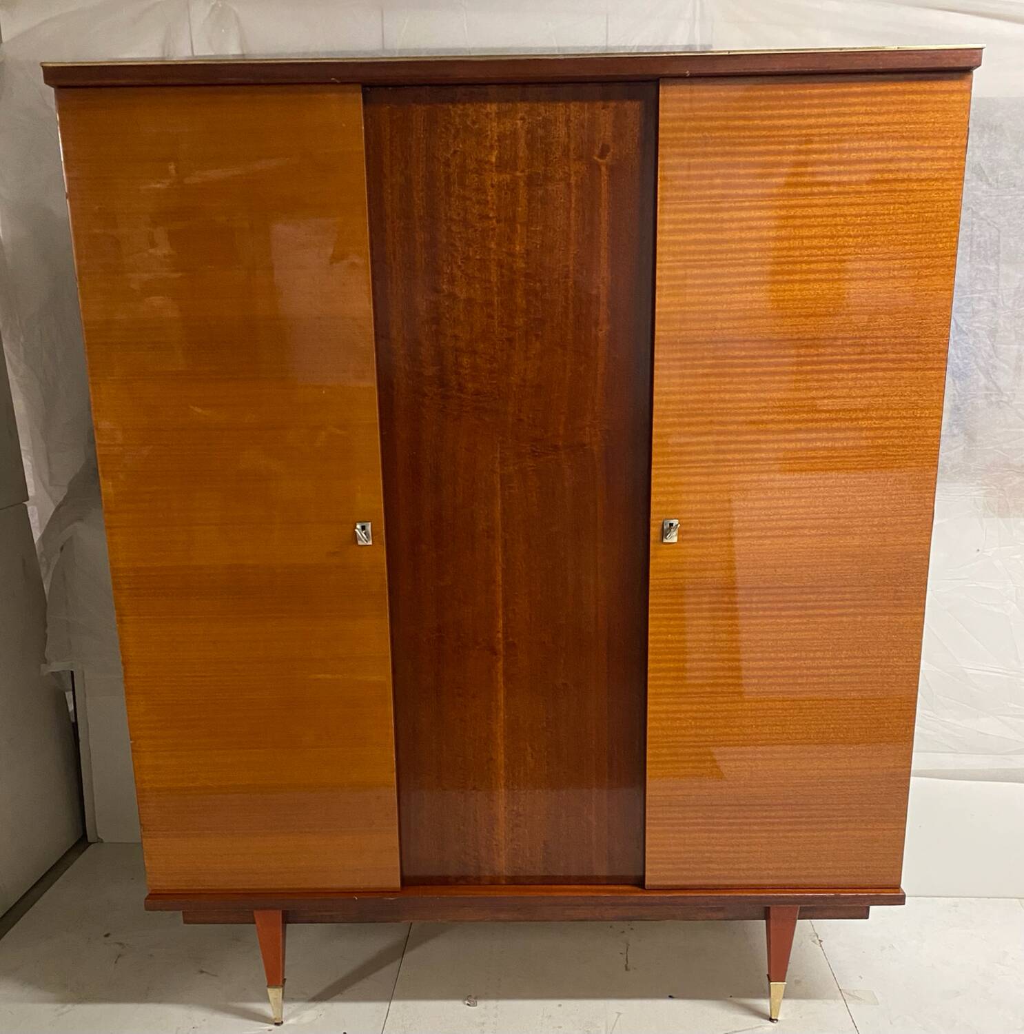 Armoire vintage pieds compas