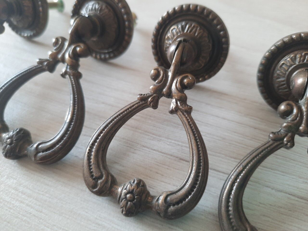 Lot de 4 poignées anciennes et 2 boutons en laiton