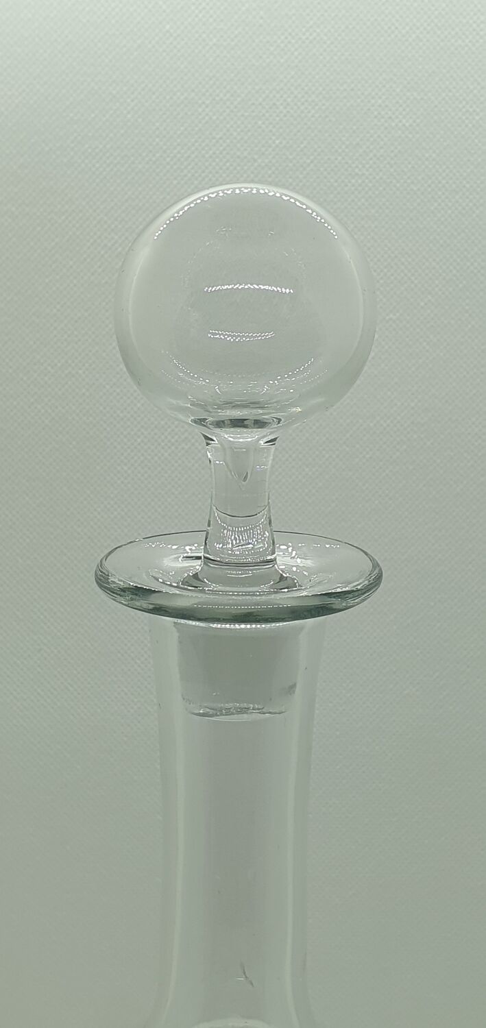 Engraved round decanter and its bubble top
