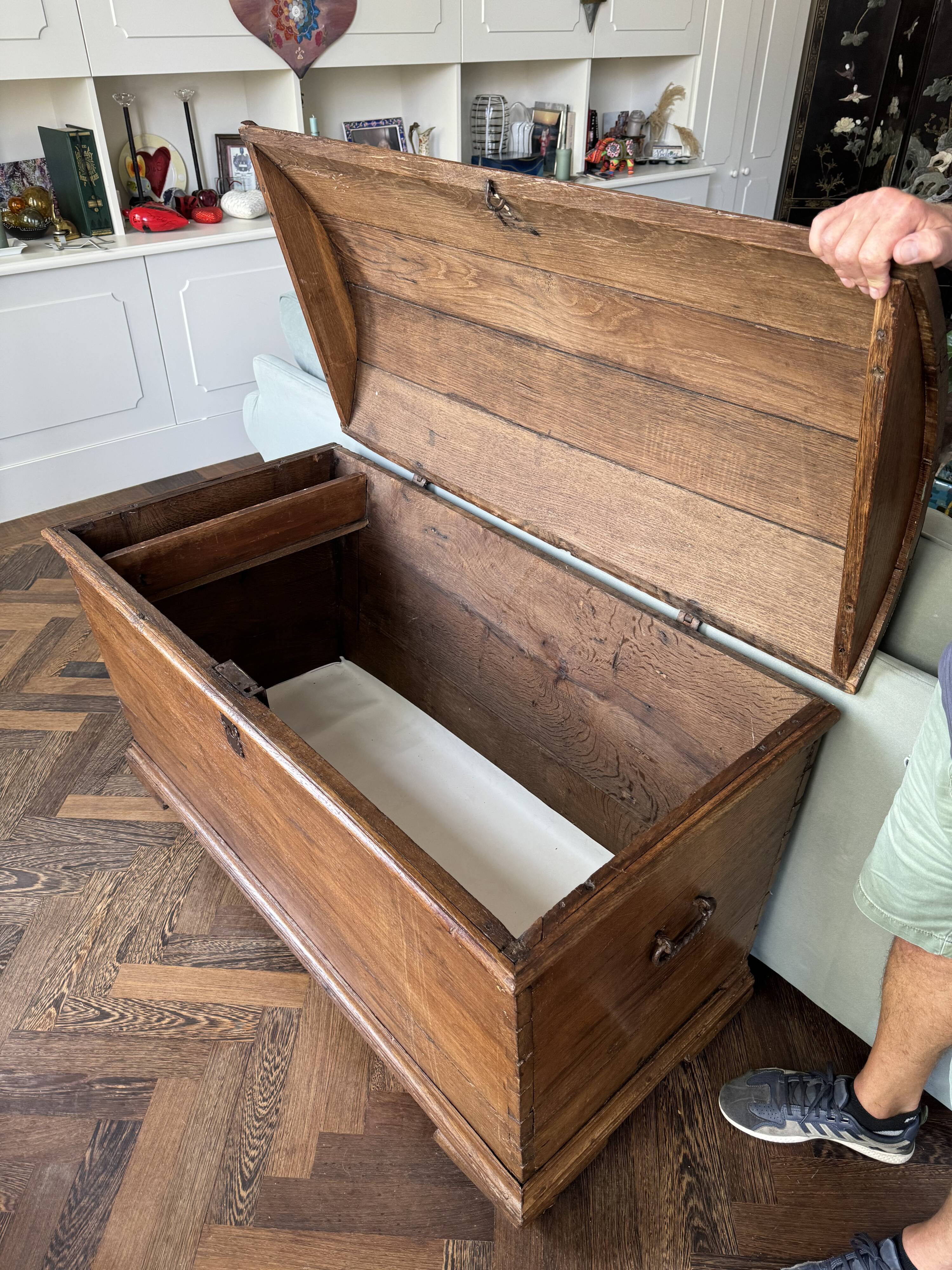 Grand coffre de rangement antique en chêne