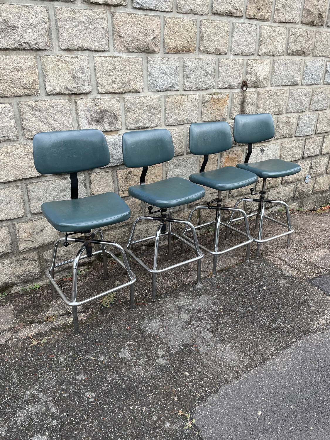 Lot de 4 chaises de laboratoire industrielle en métal chromé et cuir