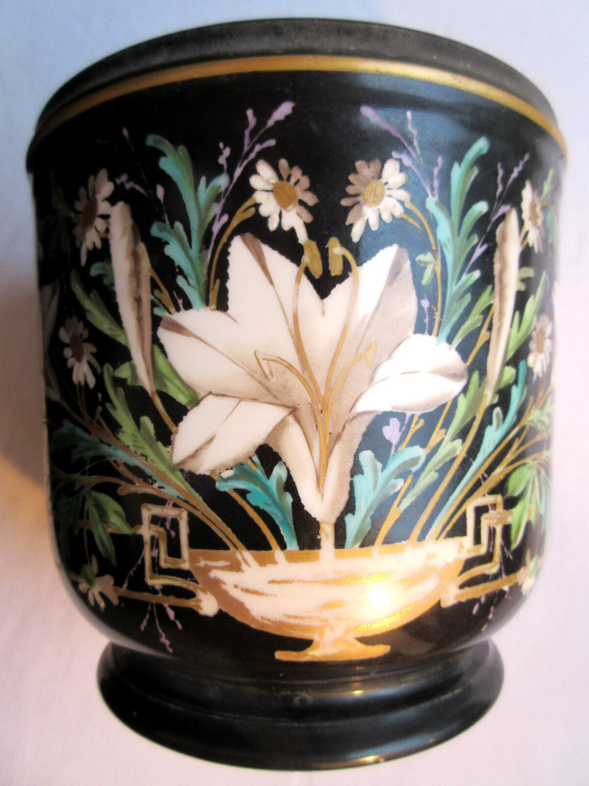 Cache-pot black background, Napoleon III, Paris porcelain: White lilies + Daisies