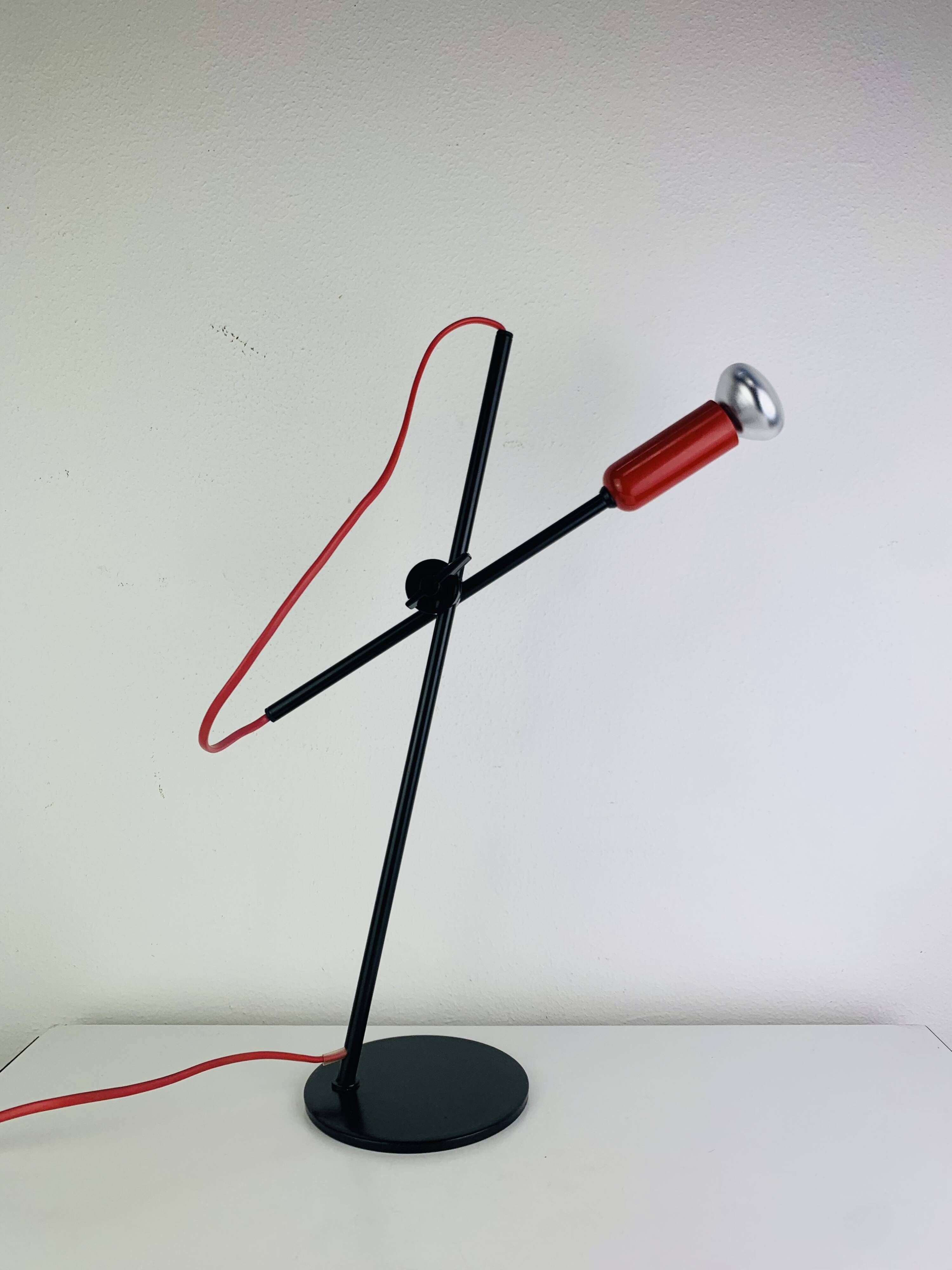 Lampe spot années 80, métal rouge et noir, vintage