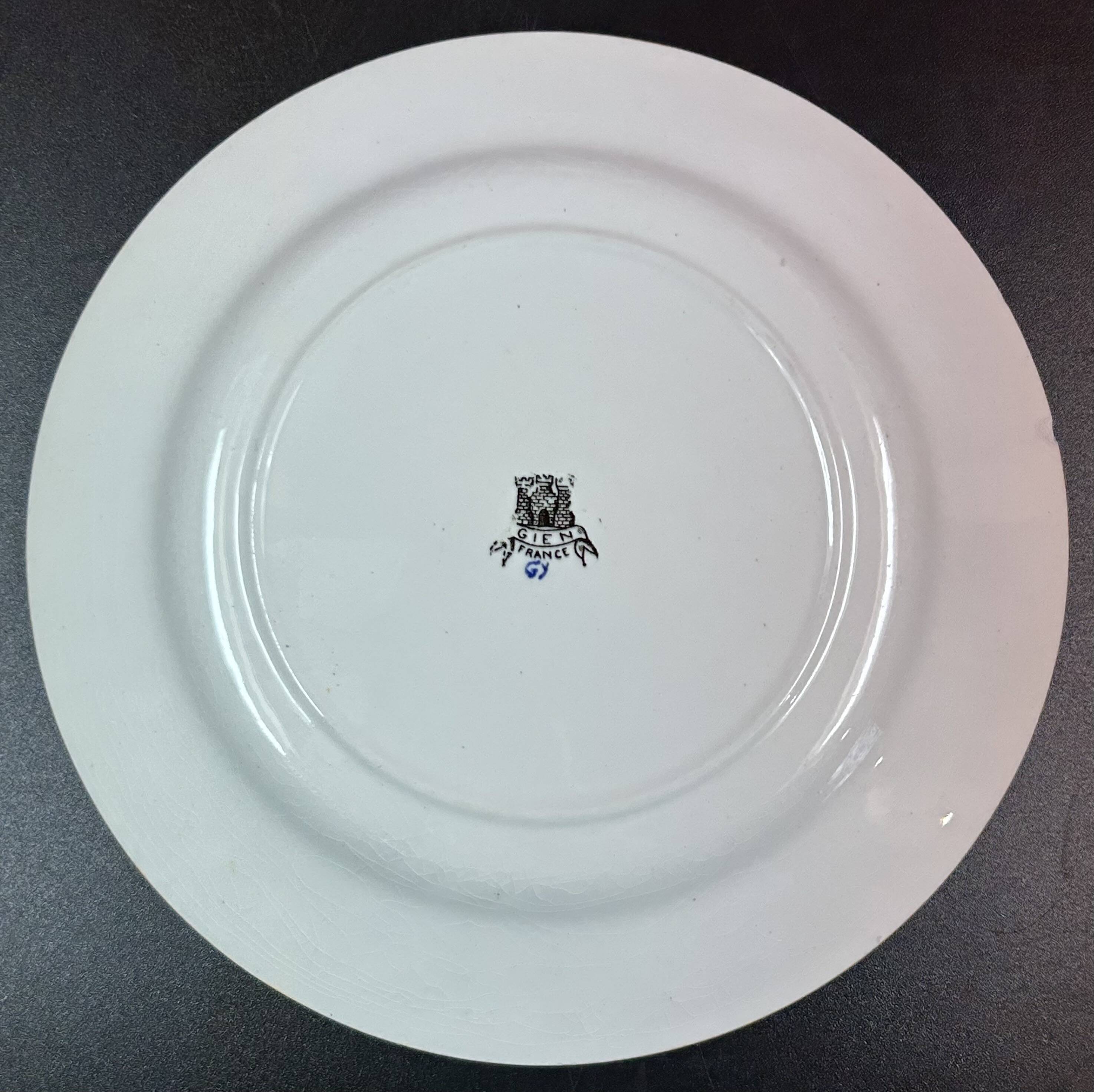 Antique Gien plate with Renaissance decoration, angel, putti... 25 cm