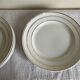 Set of 8 modernist flat plates in fine earthenware with pure gold trim, 1930.