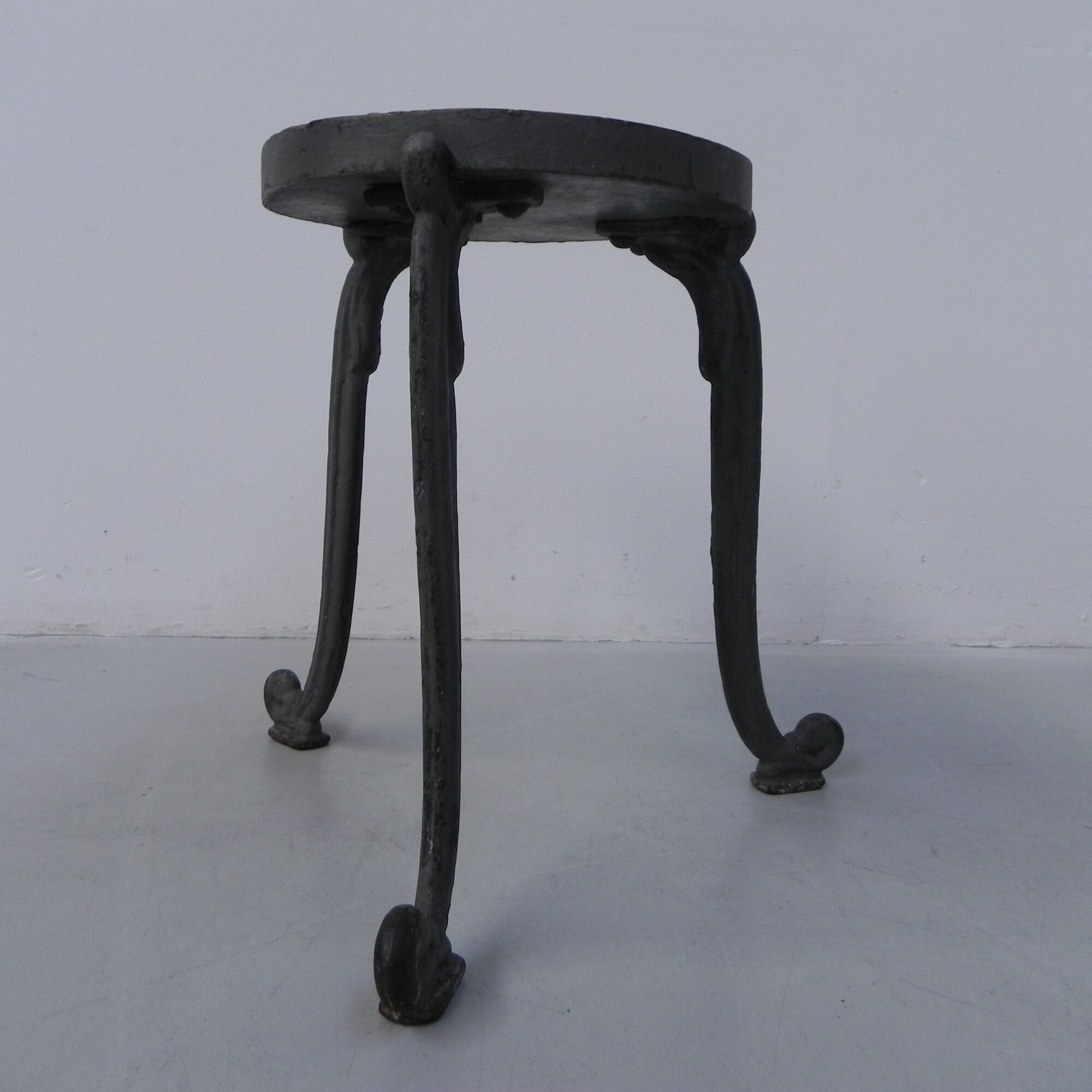 Art Nouveau stool on 3 cast iron legs