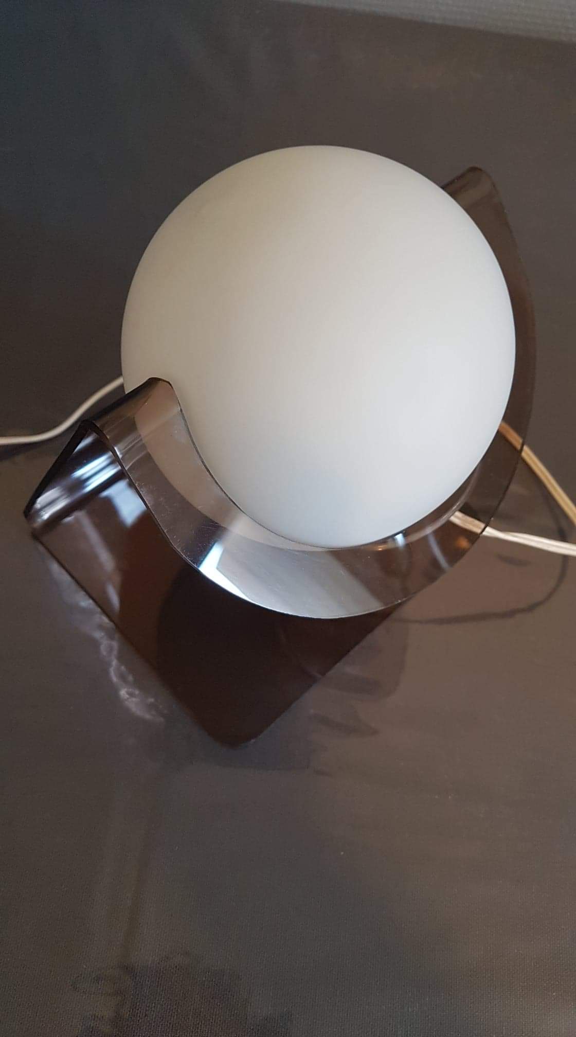 Lampe à poser plexiglas fumé et globe opaline blanc des années 70