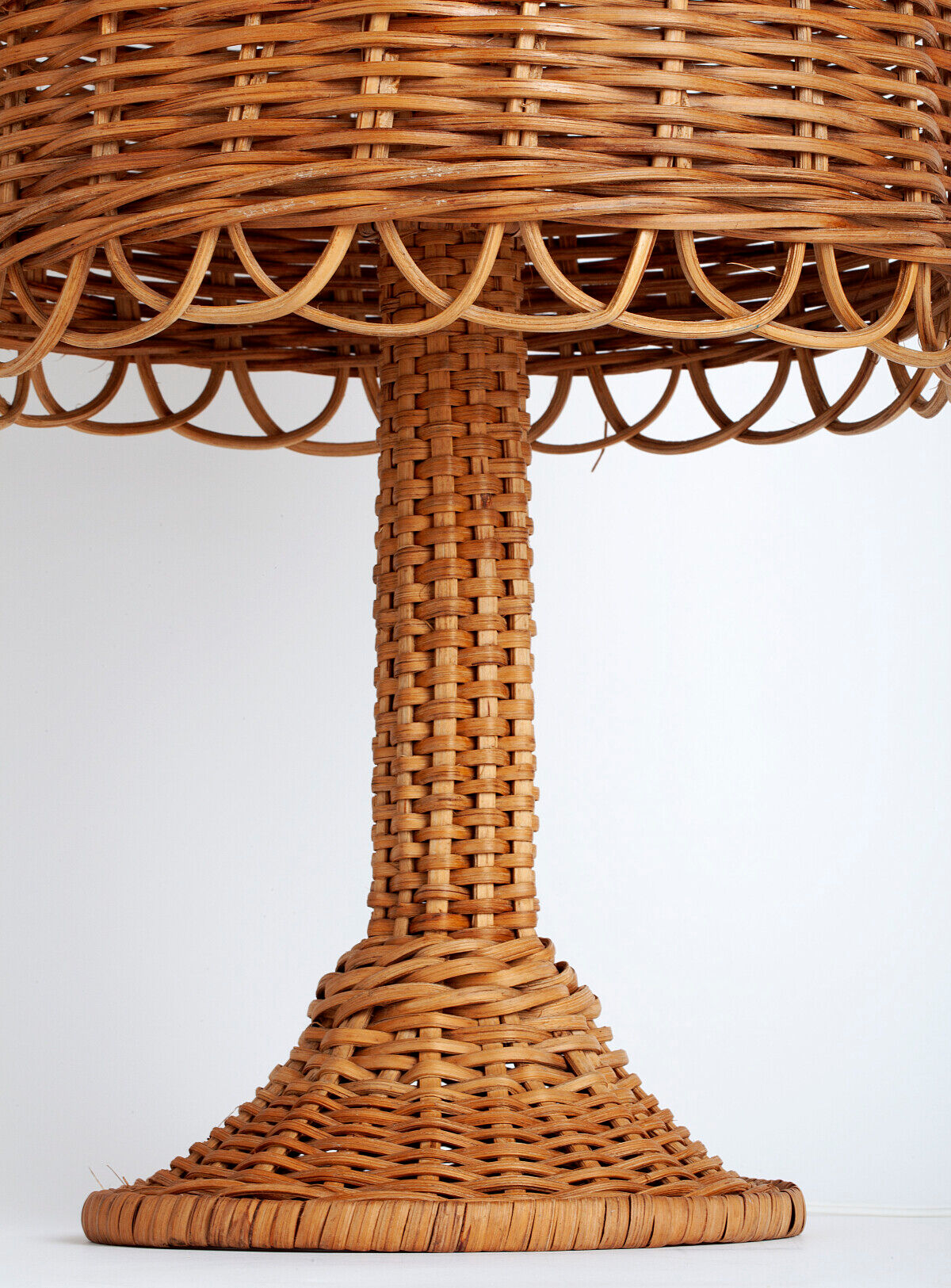 Grand lampadaire en rotin naturel