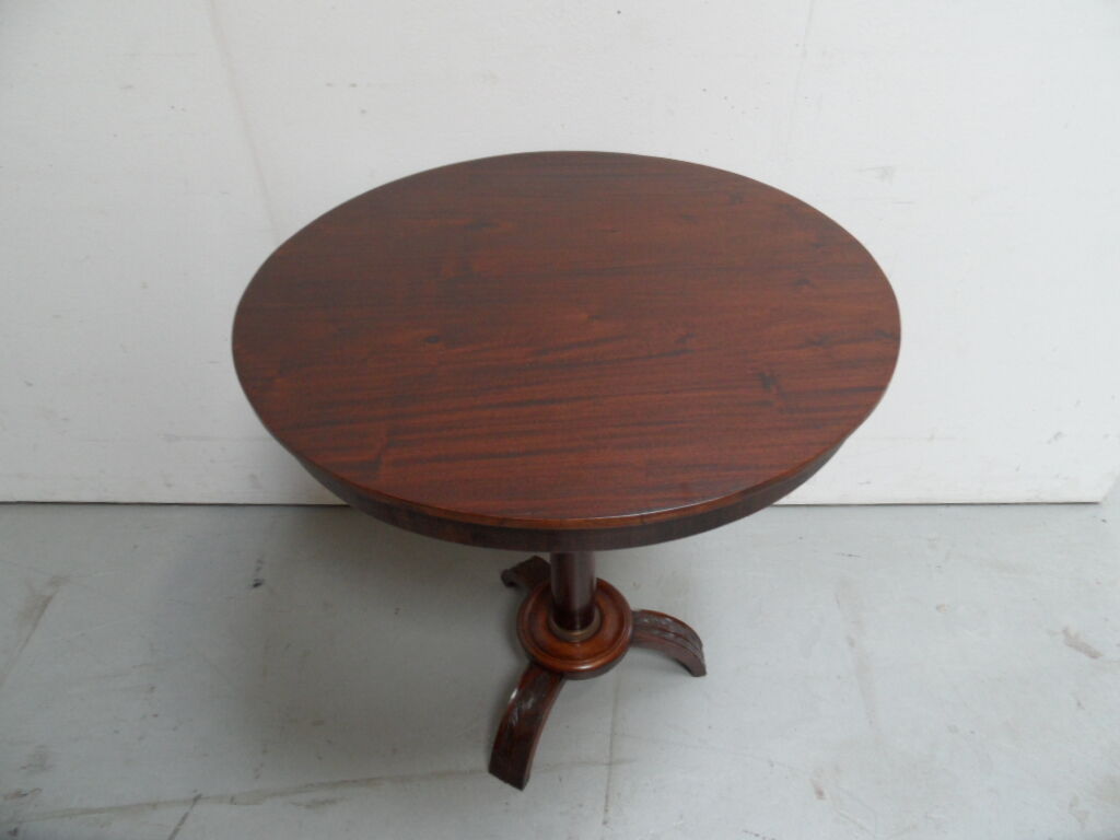 Table ronde de table à vin en acajou antique