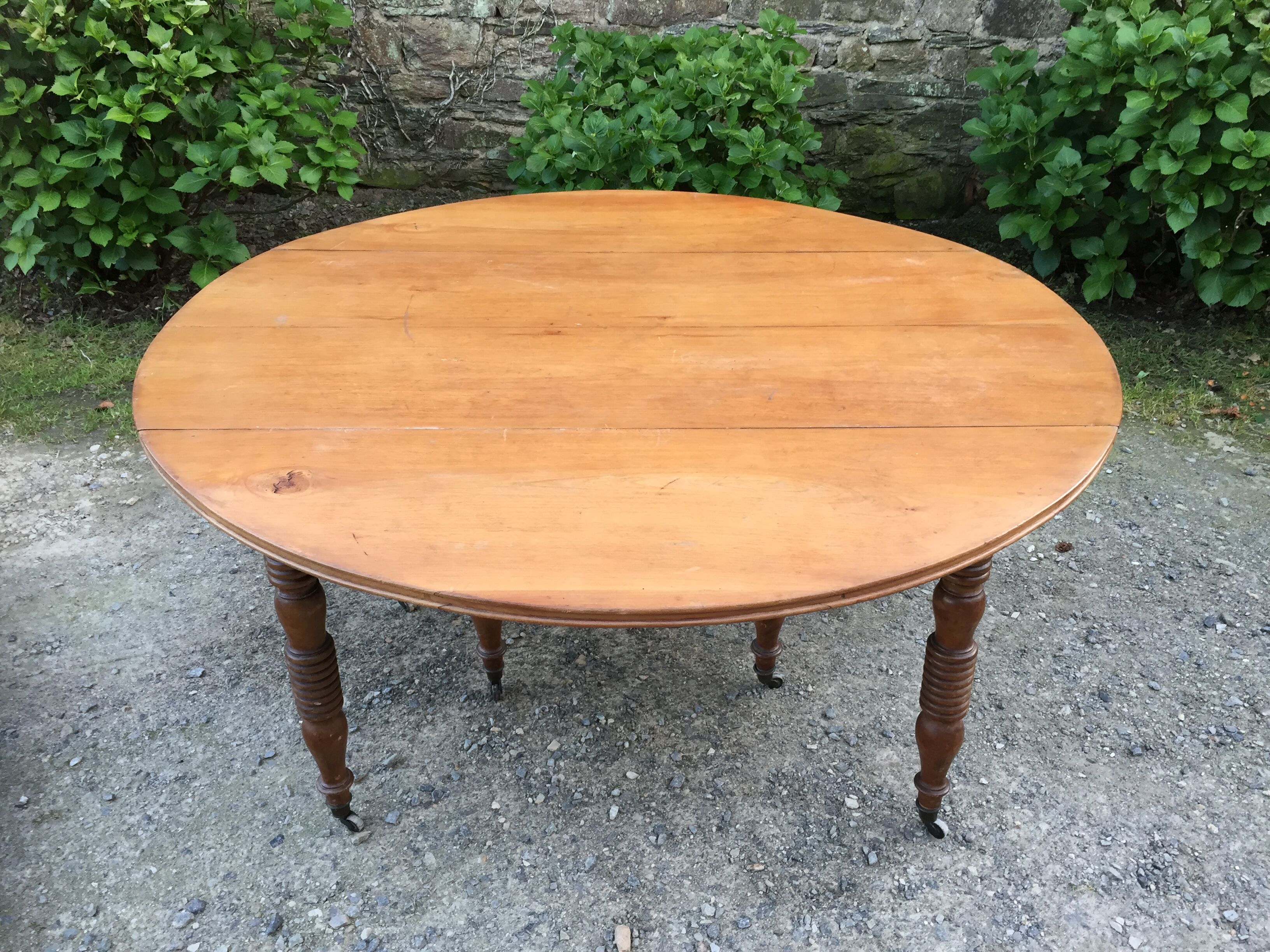Old oval table Louis Philippe with 6 feet