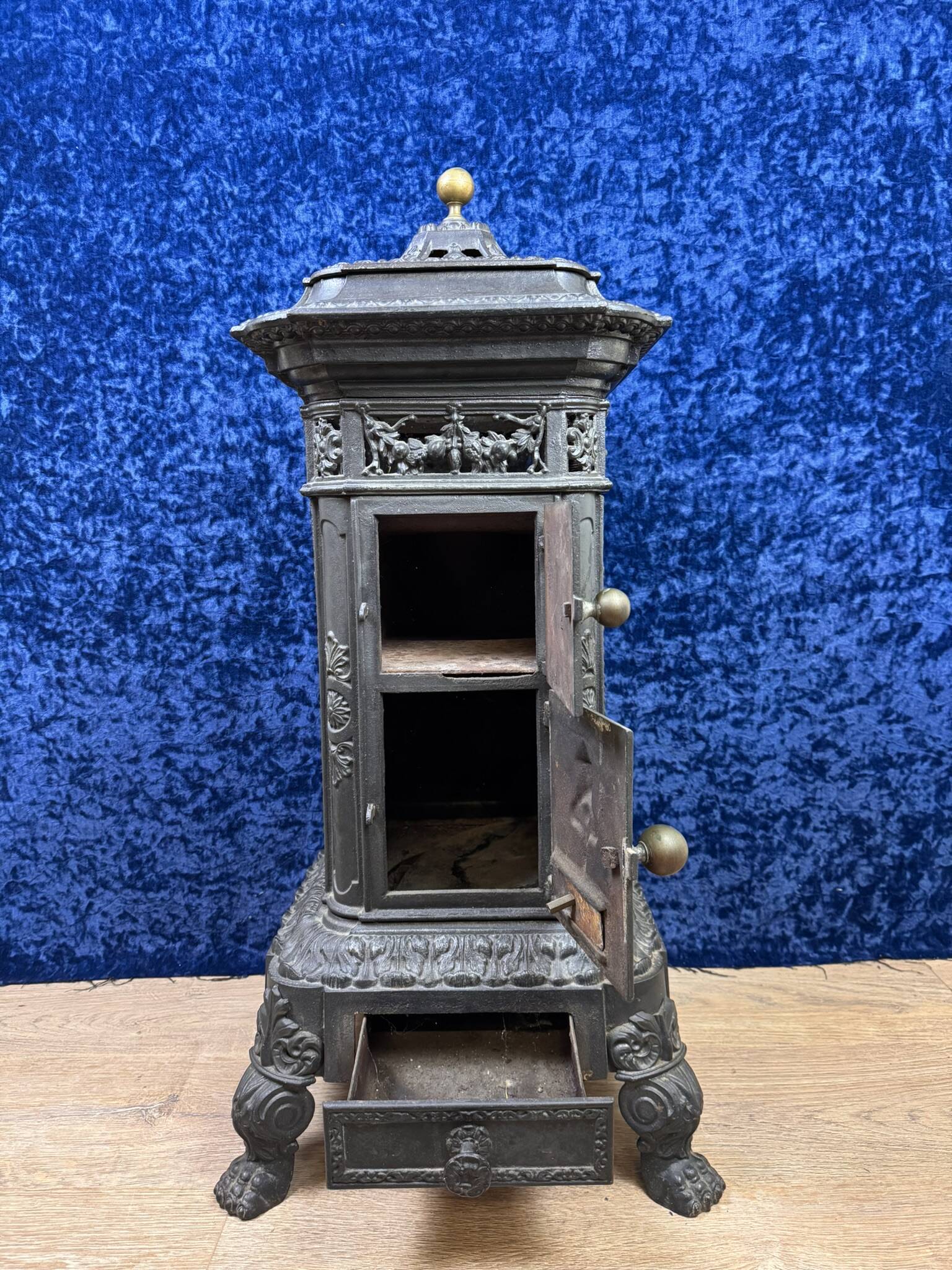 Beautiful cast iron stove, pagoda model, from Varigney in Haute Saône