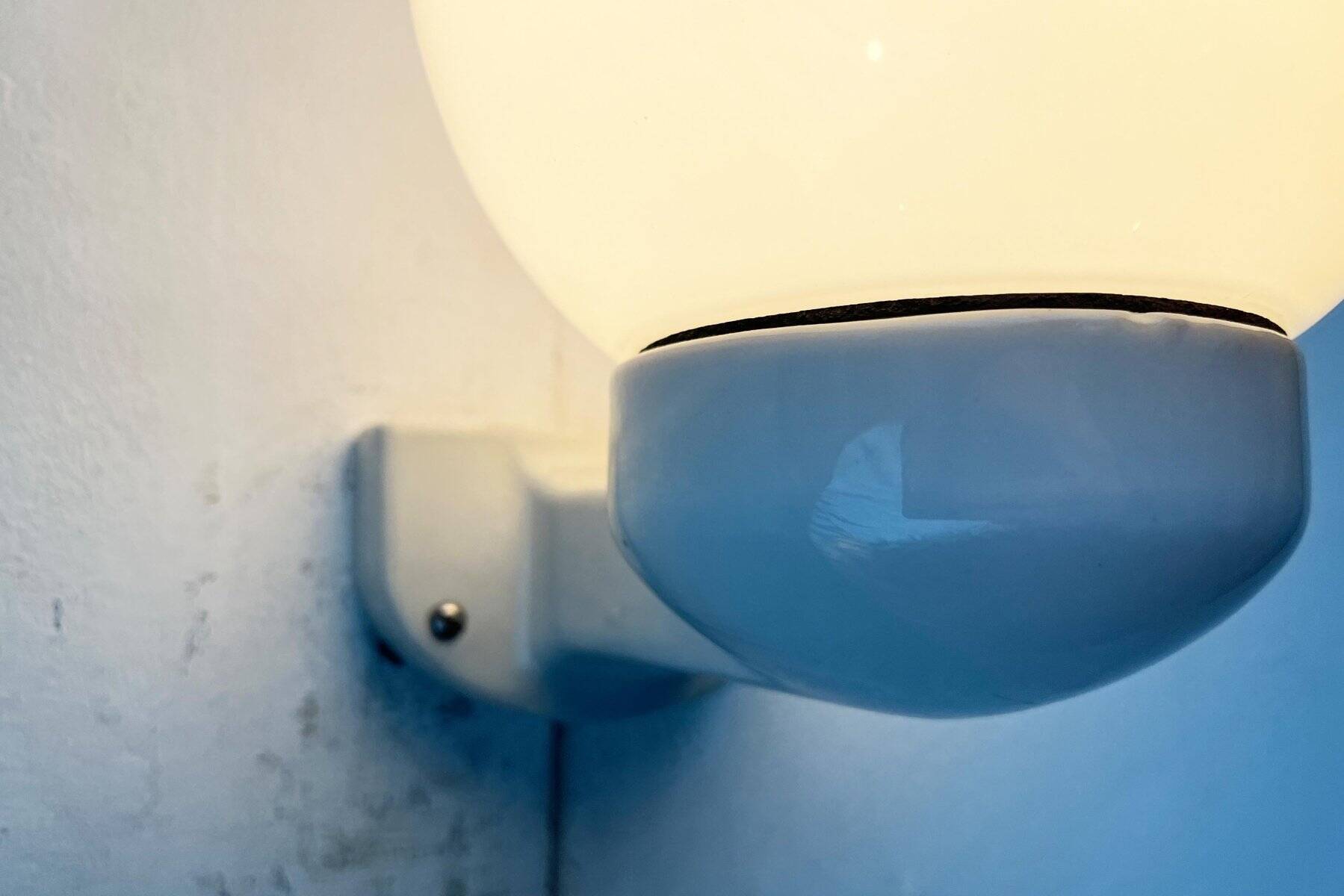 German wall lamp in ceramic and glass from the mid-century, Siemens, 1950s.