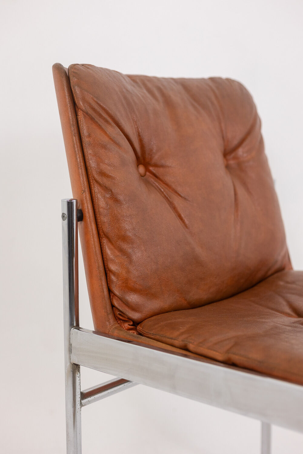 Série de 6 chaises en cuir et métal chromé, années 1970