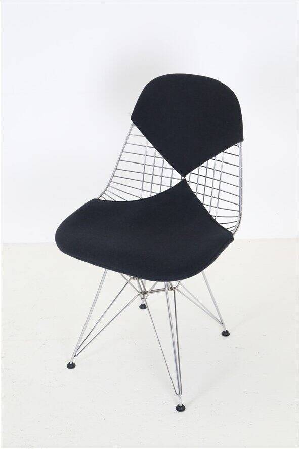 Set of 4 “DKR-2” wire chairs with “Bikini” by Charles & Ray Eames for Herman Miller / Mid-century modern design / 1950s / 1960s