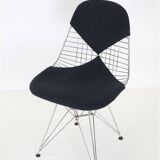Set of 4 “DKR-2” wire chairs with “Bikini” by Charles & Ray Eames for Herman Miller / Mid-century modern design / 1950s / 1960s