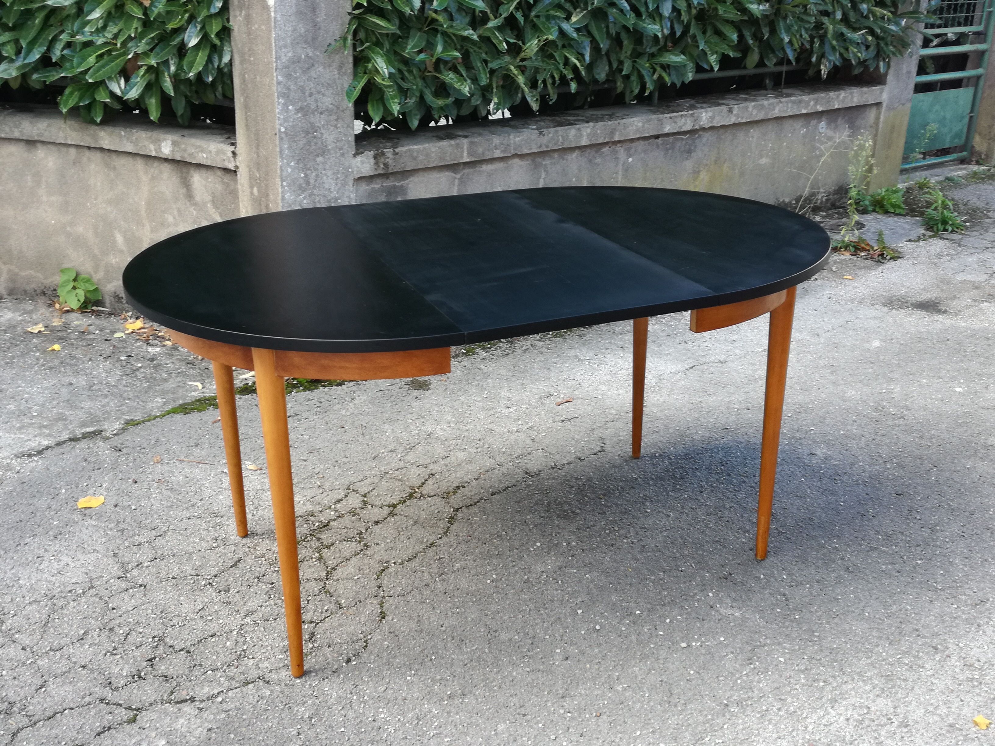 Expandable round dining table 2m46