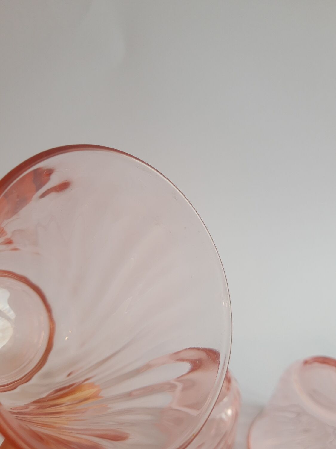 Set de 4 verres à eau en verre rose torsadé vintage