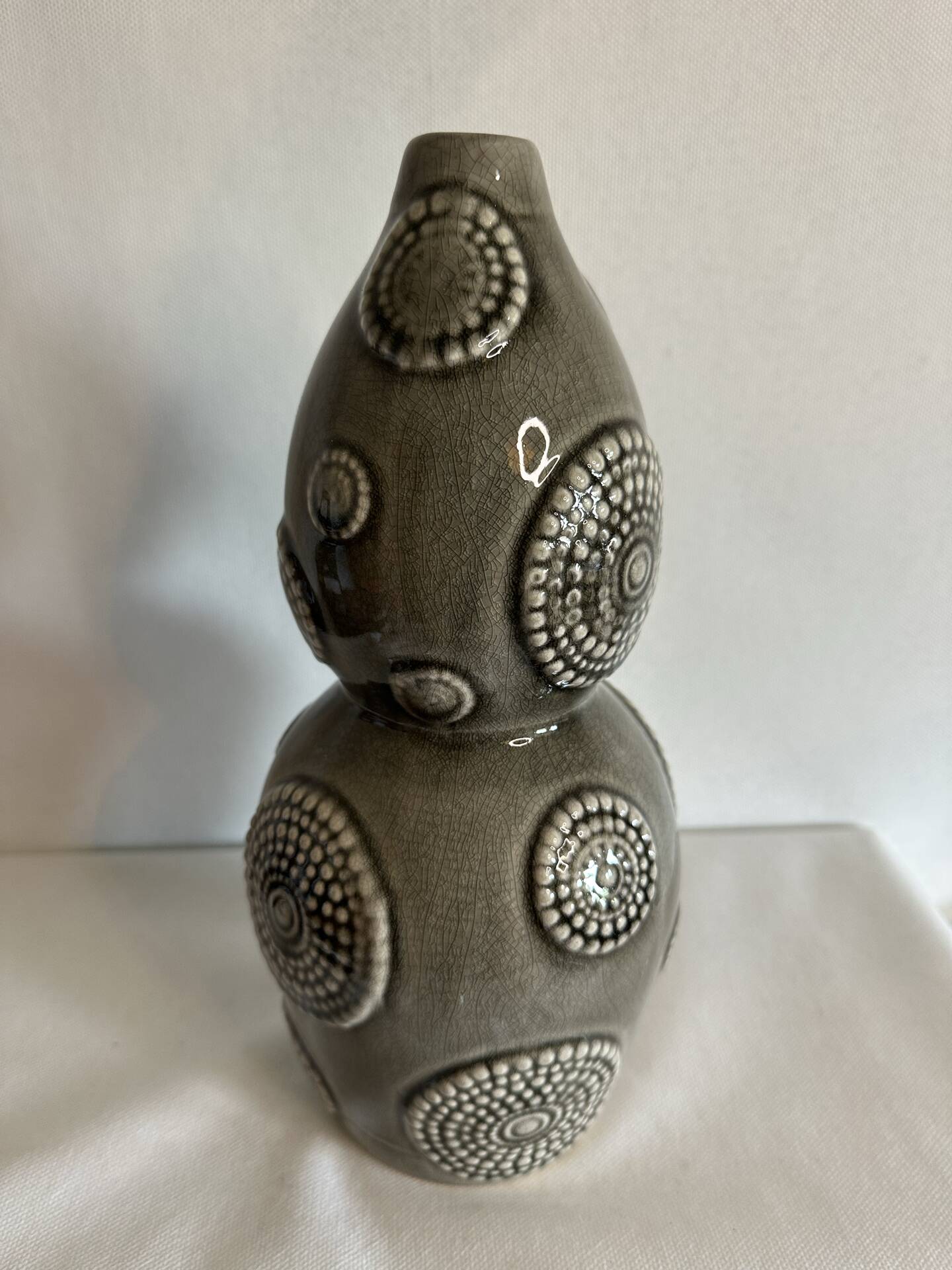 Vase en céramique grise à décor en relief